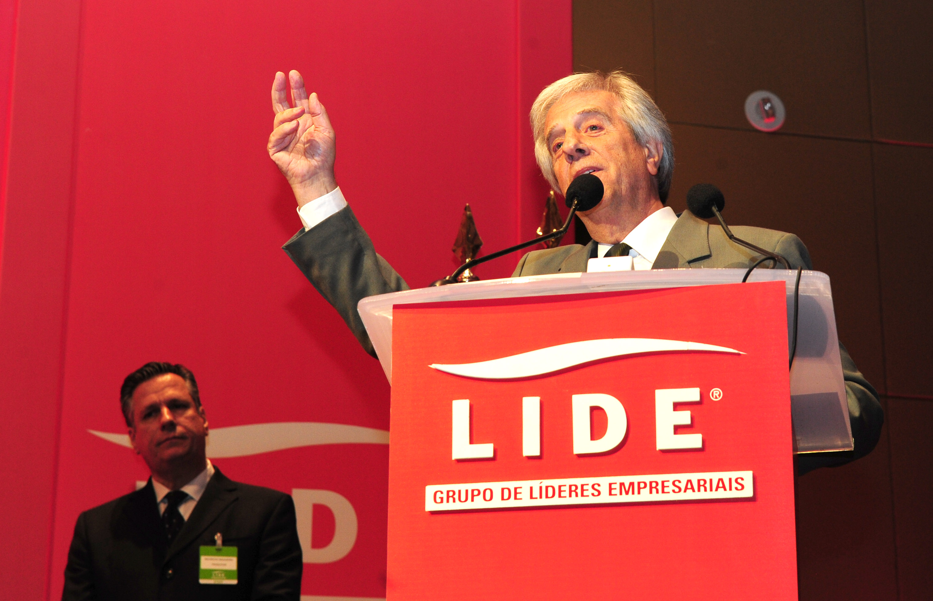 Tabaré Vázquez realizando la presentación en el almuerzo de trabajo organizado por Líderes Empresariales de San Pablo (LIDE)