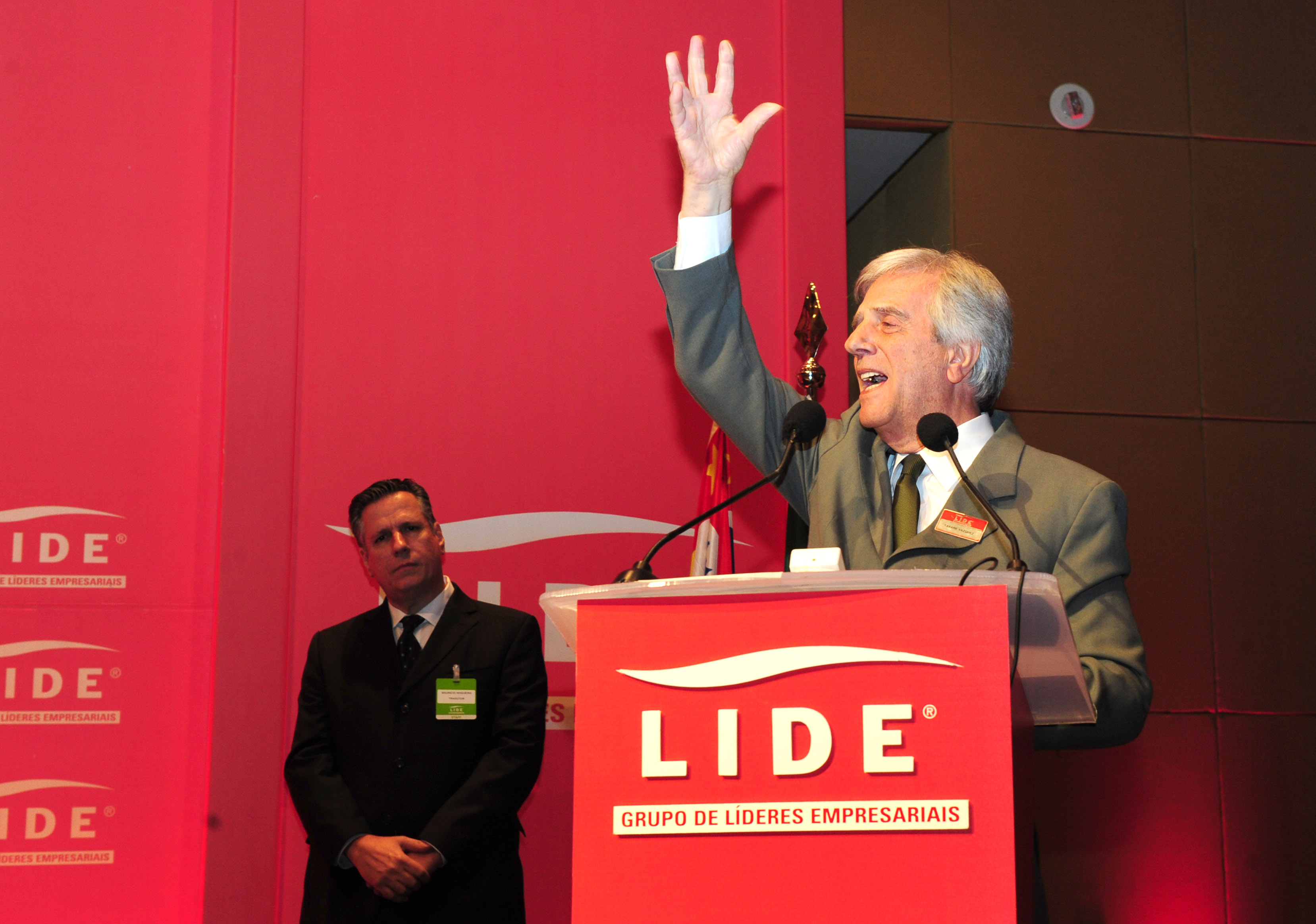 Tabaré Vázquez realizando la presentación en el almuerzo de trabajo organizado por Líderes Empresariales de San Pablo (LIDE)