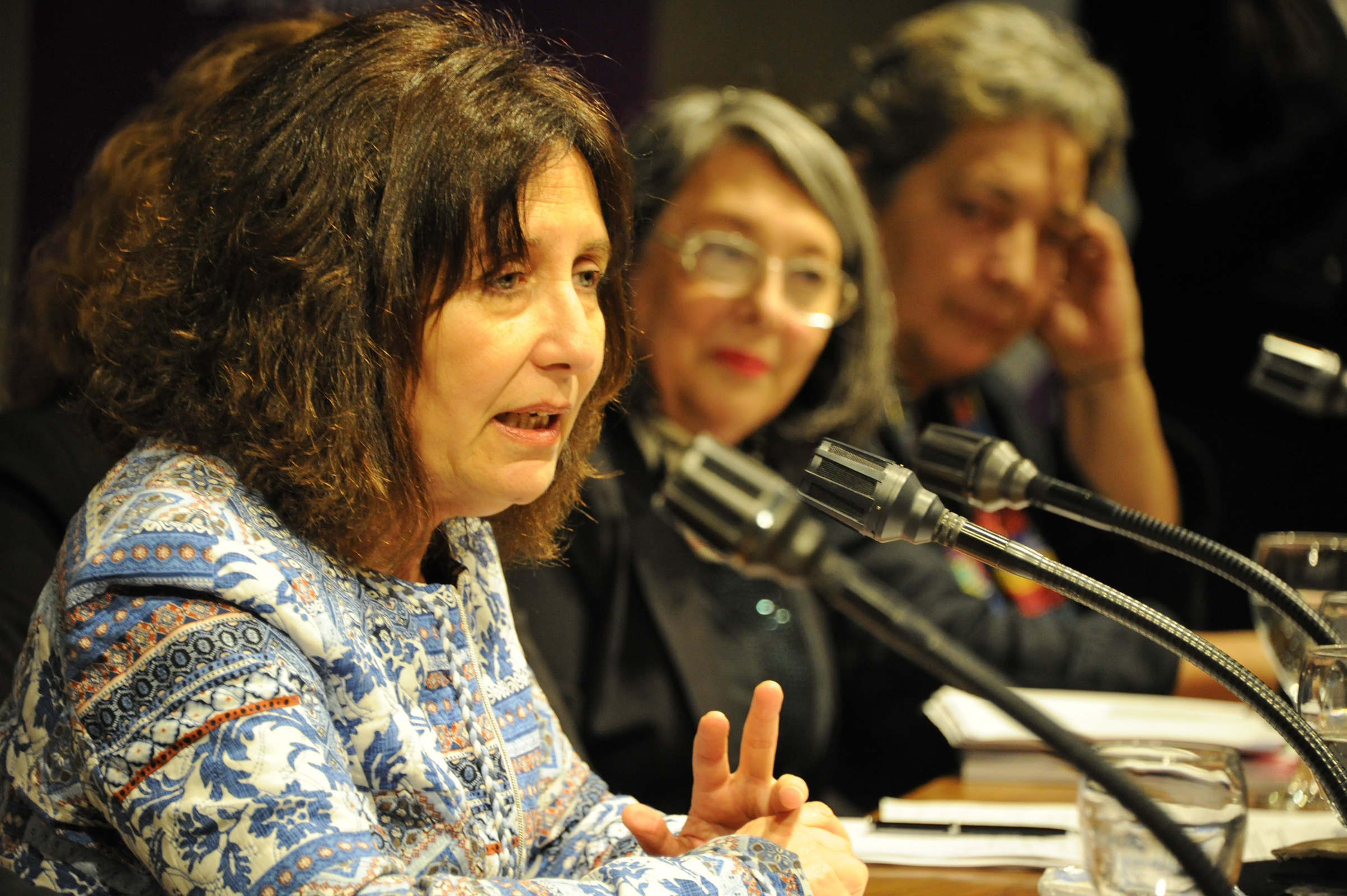 Mariella Mazzotti, directora del Instituto Nacional de las Mujeres, dirigiéndose a los presentes