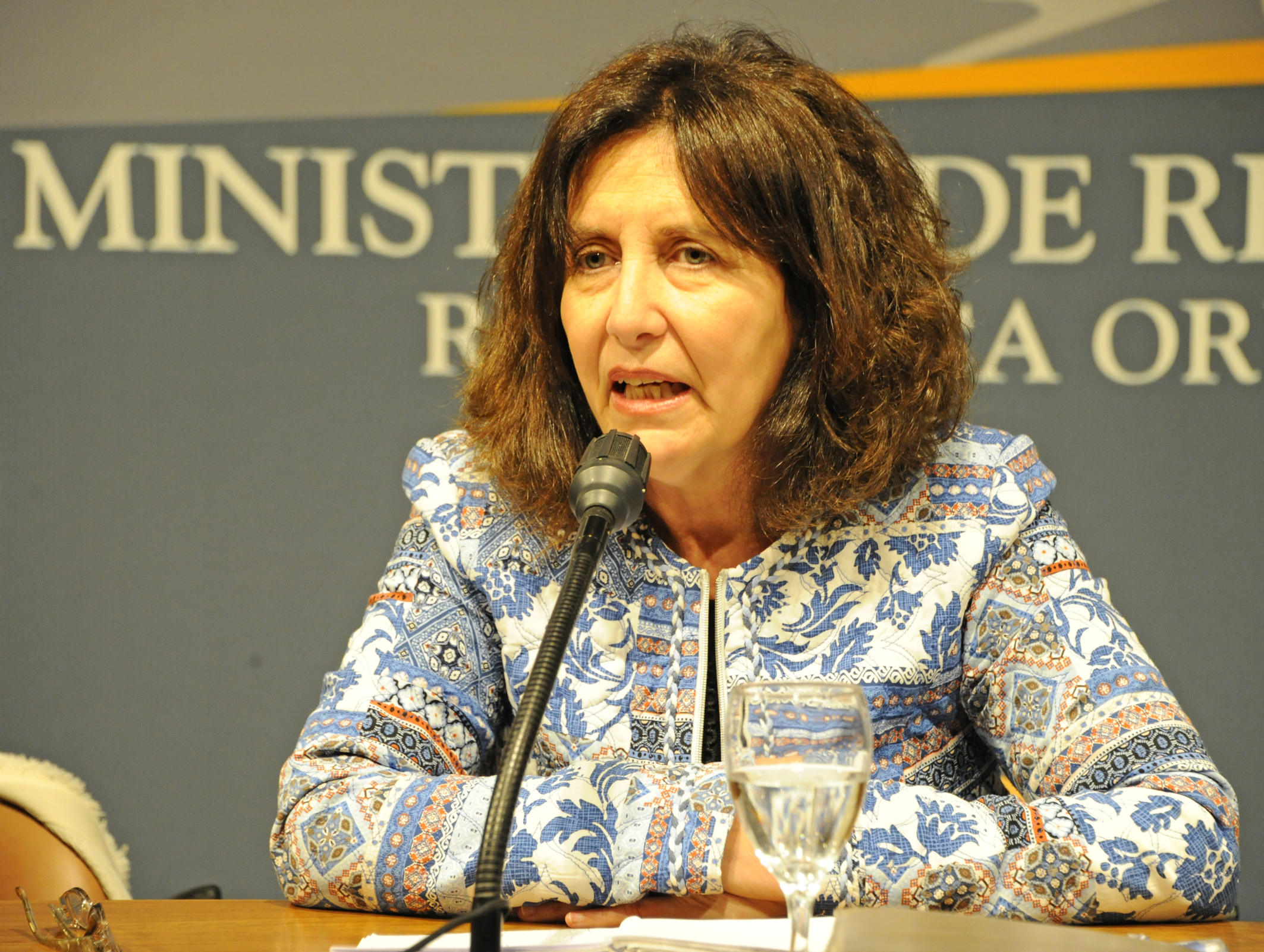 Mariella Mazzotti, directora del Instituto Nacional de las Mujeres, dirigiéndose a los presentes