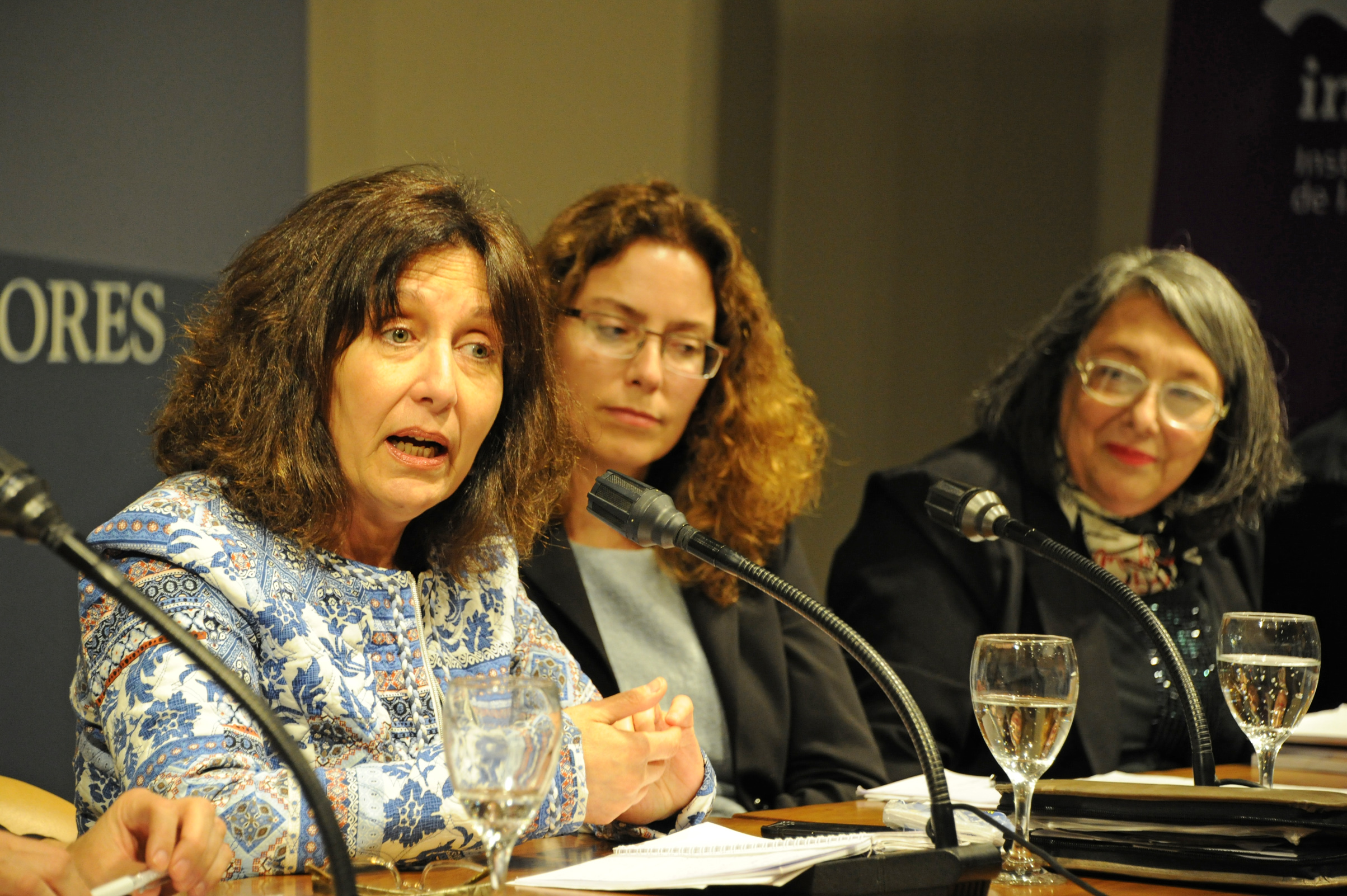 Mariella Mazzotti, directora del Instituto Nacional de las Mujeres, dirigiéndose a los presentes