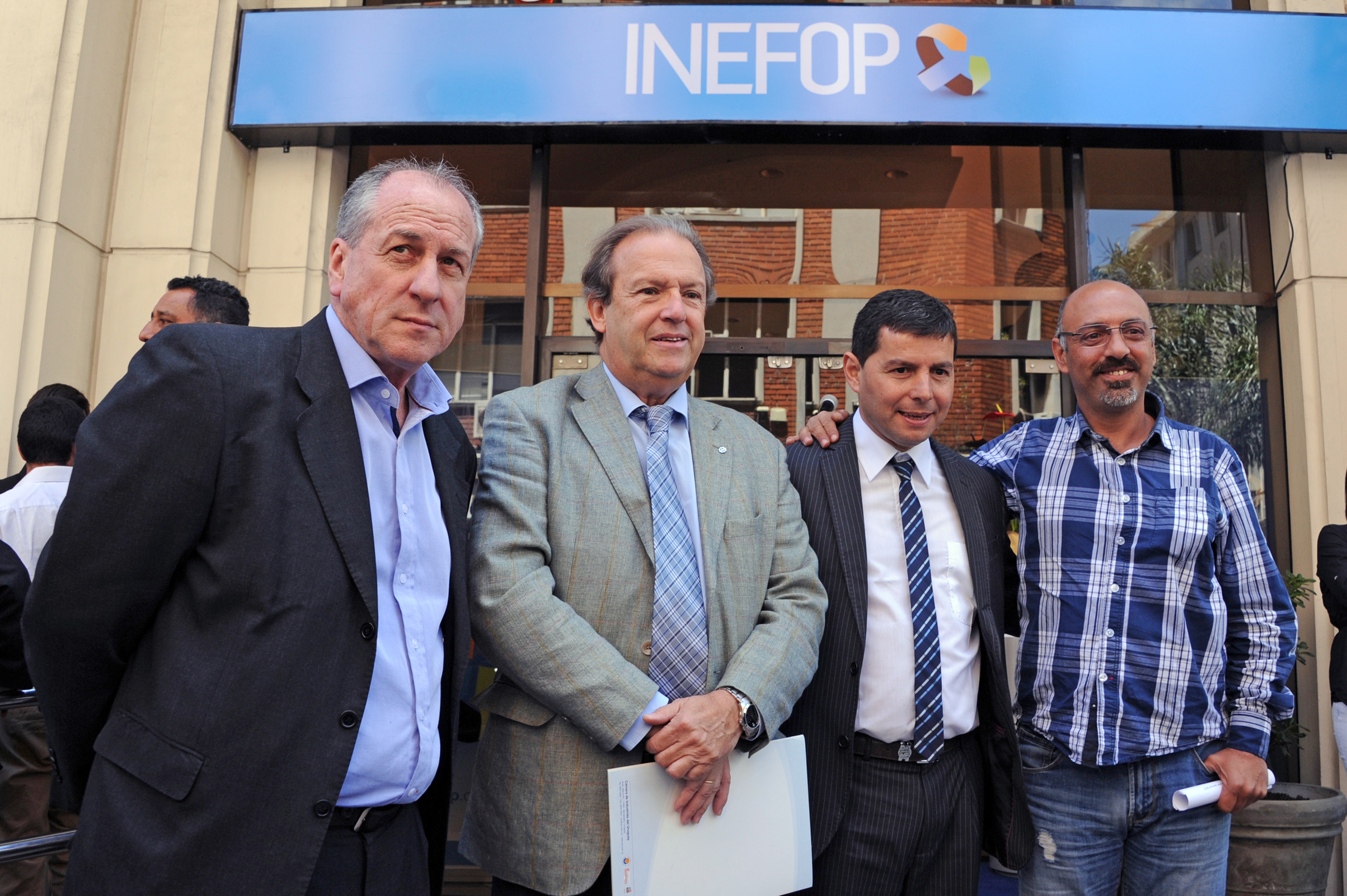 Autoridades al inicio del acto de inauguración