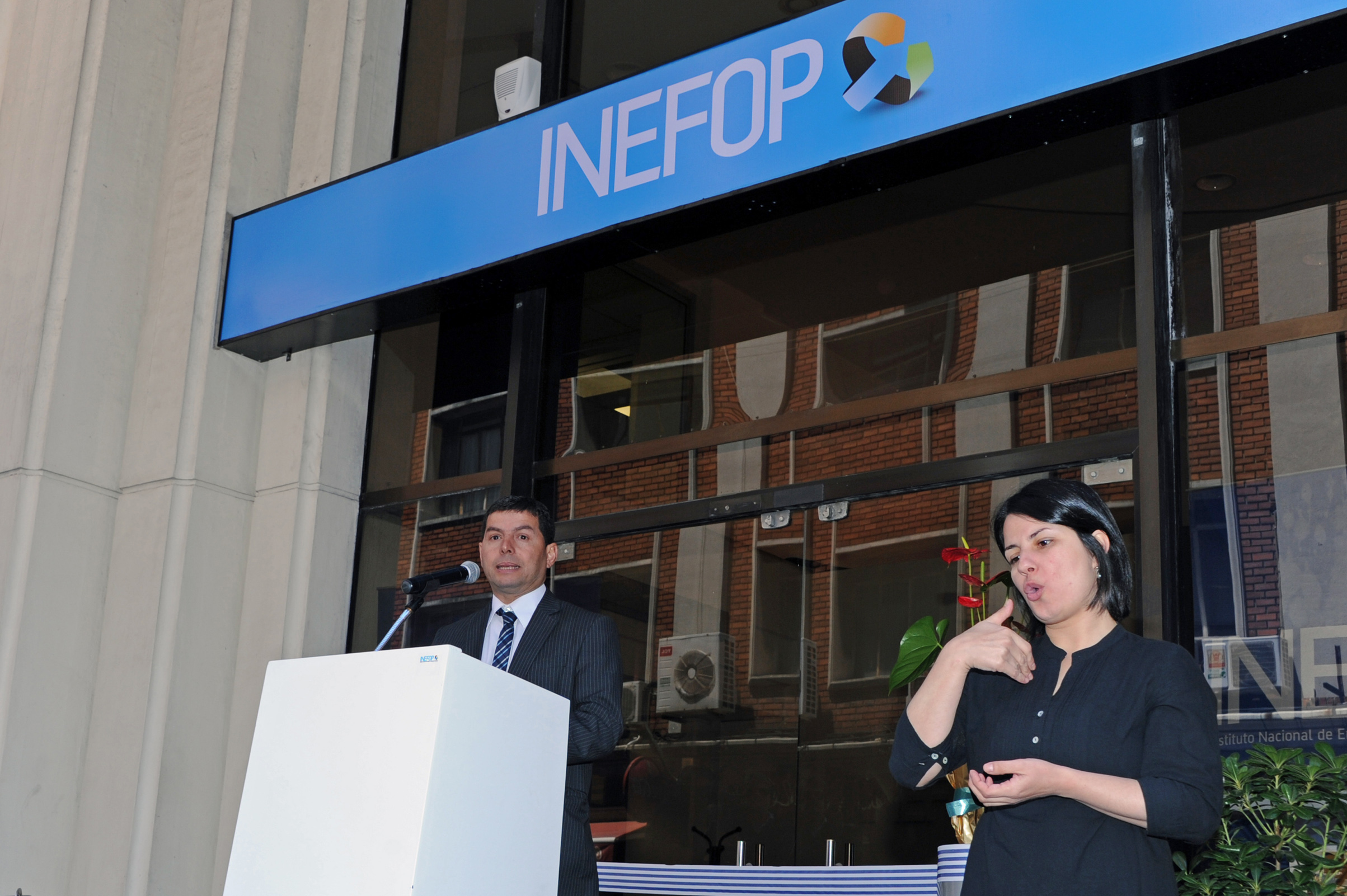 Director Nacional de Empleo y director General de INEFOP, Eduardo Pereyra, haciendo uso de la palabra