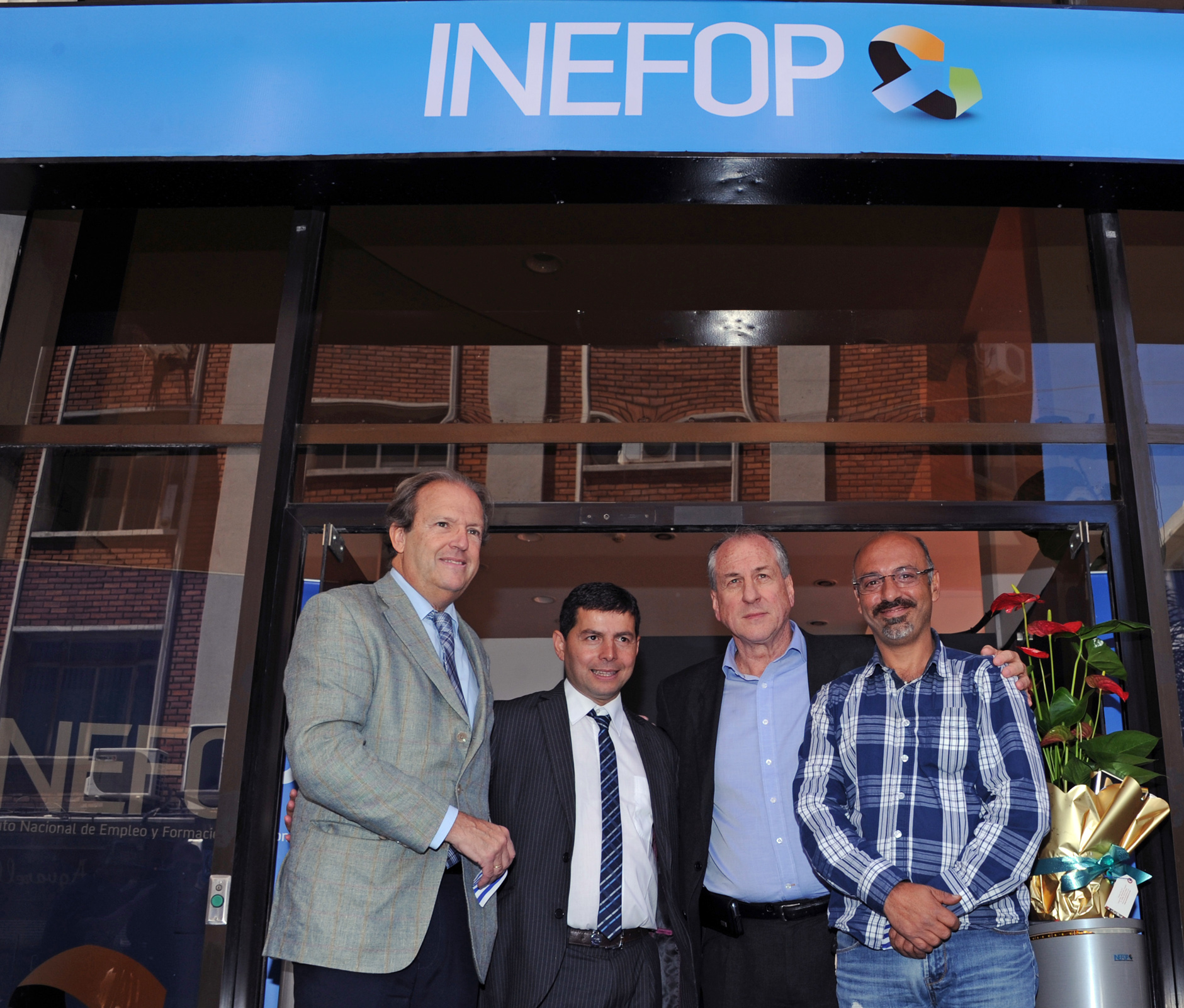 Autoridades presentes en la inauguración