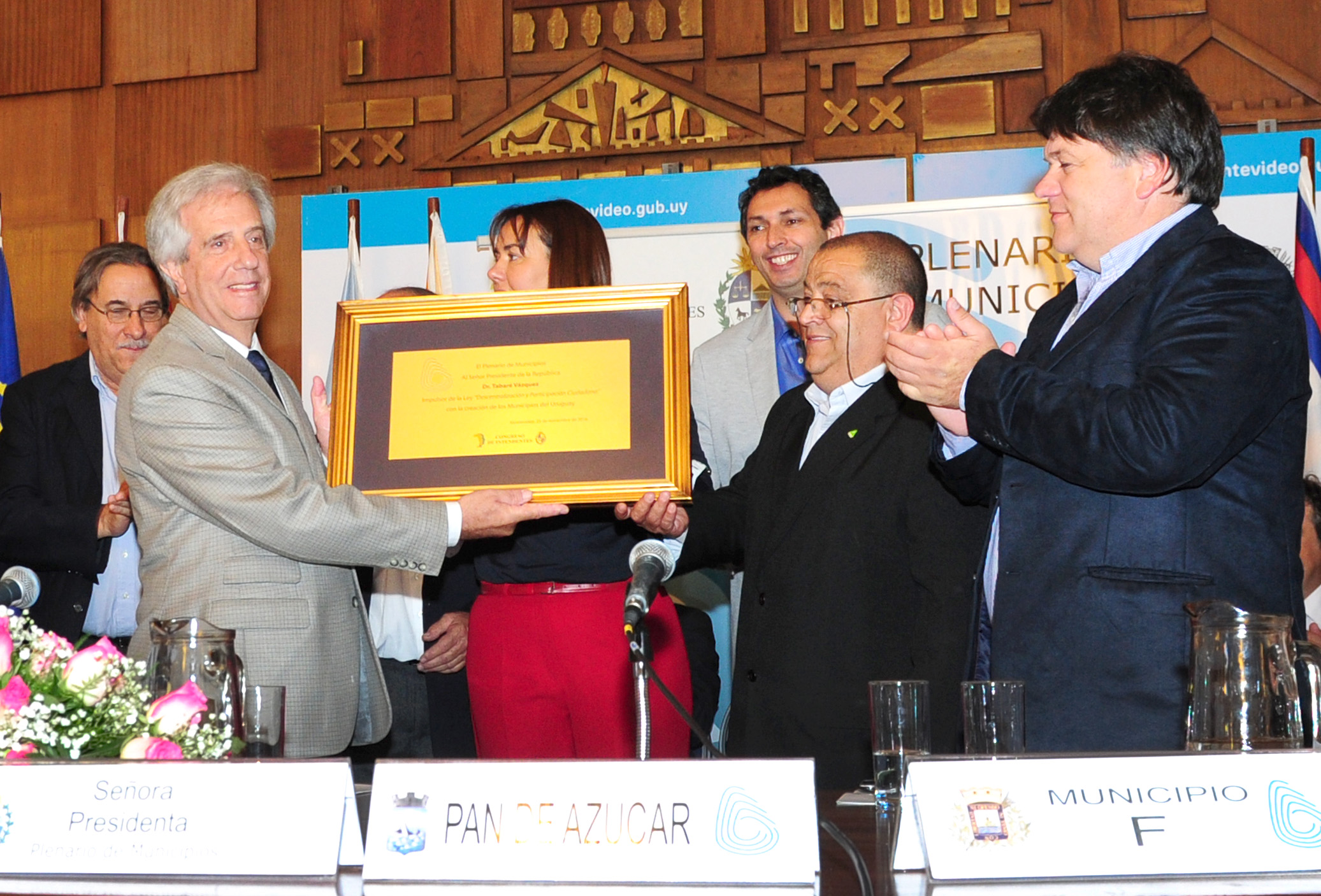Entrega de reconocimiento al Presidente Tabaré Vázquez