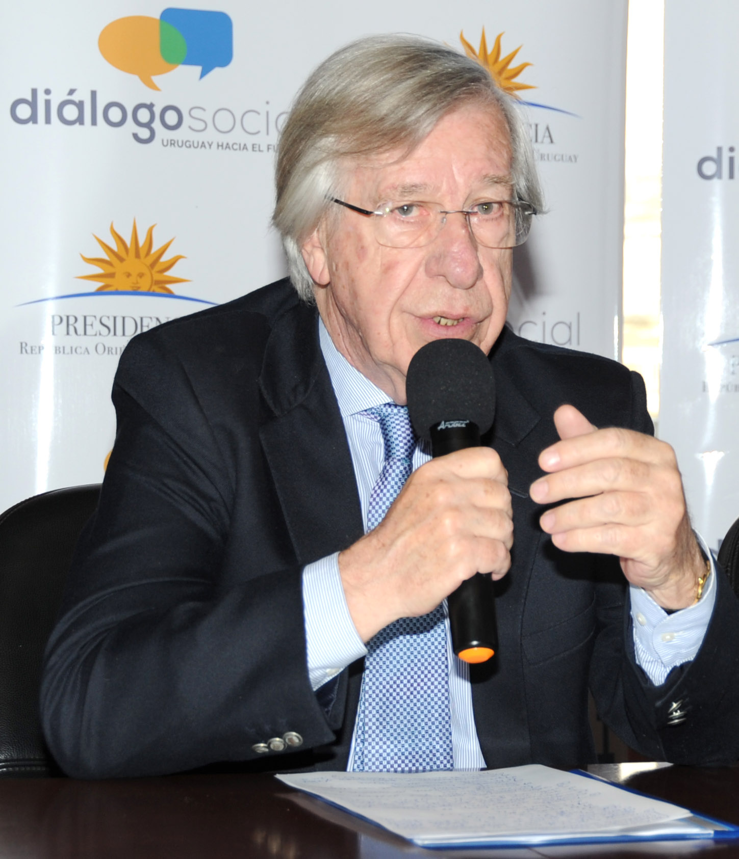 Ministro de Economía, Danilo Astori se dirige a los presentes