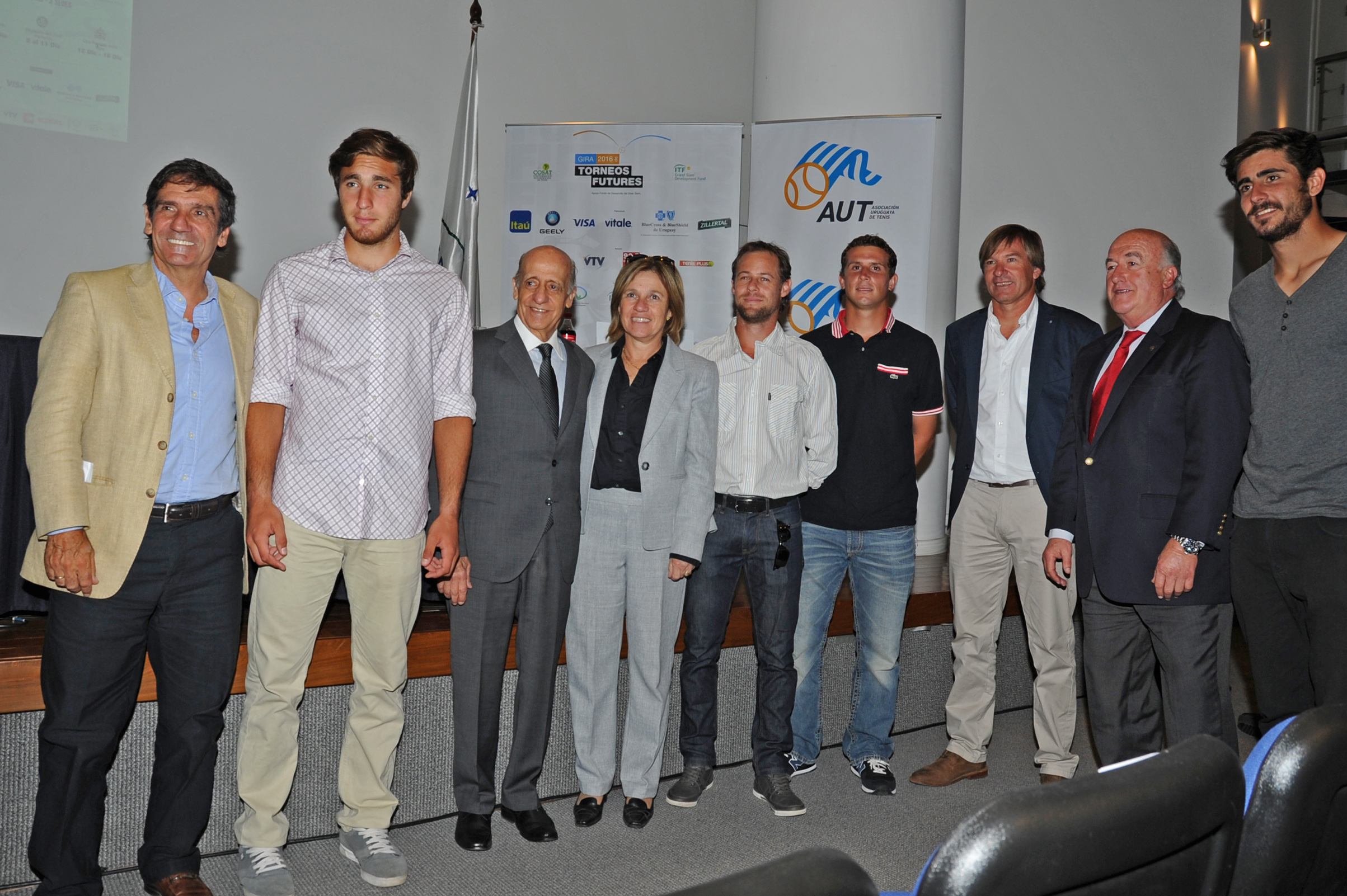 Jugadores de tenis junto a autoridades en el lanzamiento