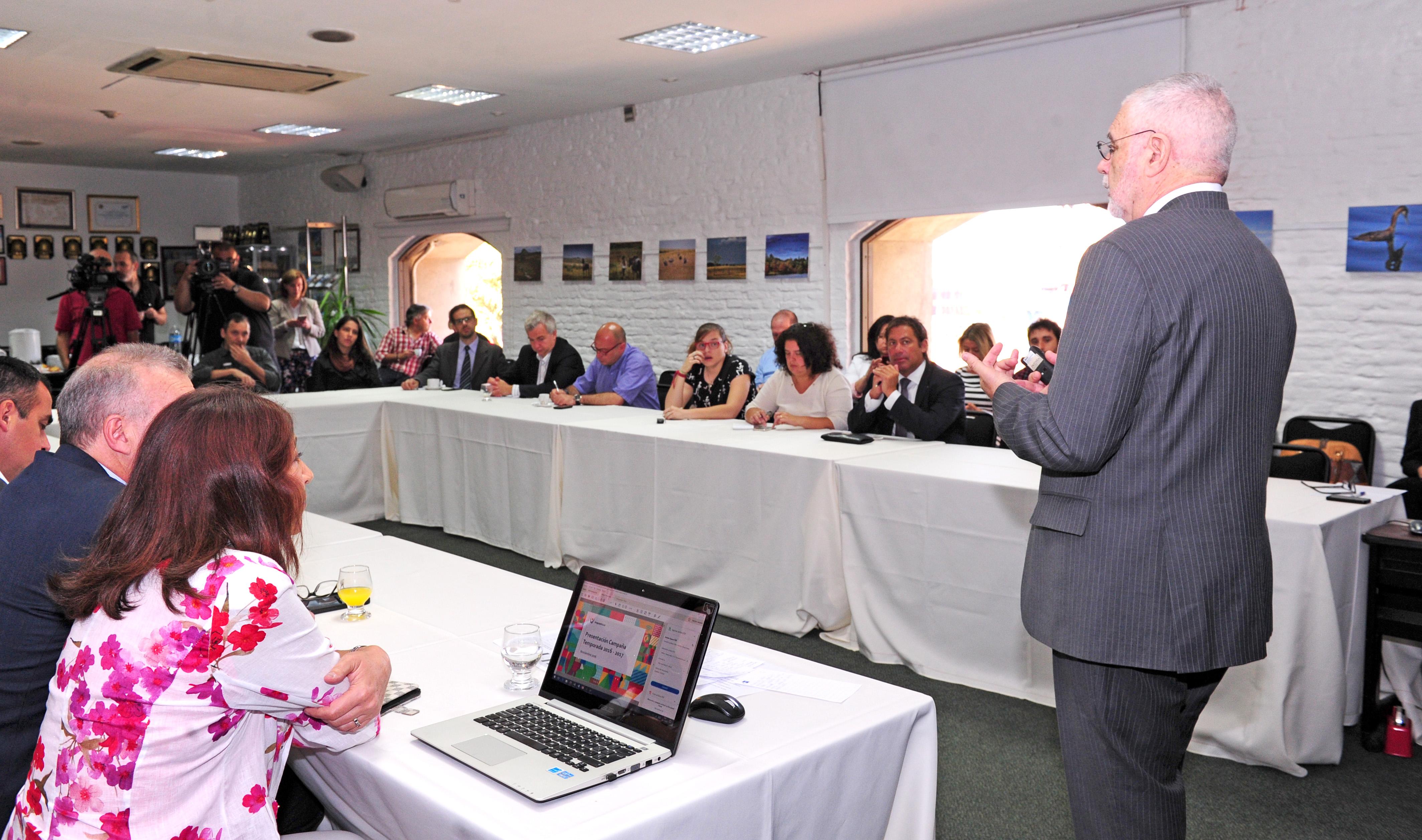 Subsecretario de Turismo, Benjamín Liberoff se dirige a la prensa presente