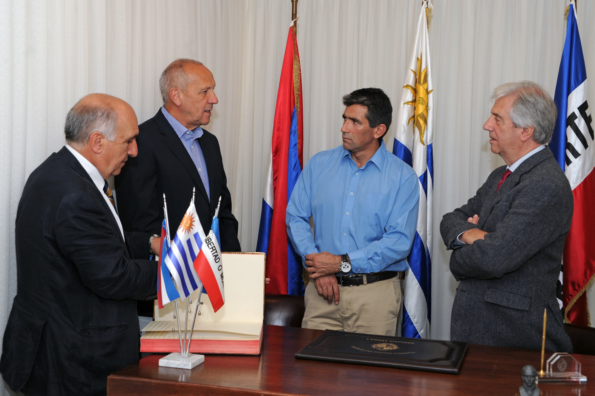 Presidente Vázquez junto a Vicepresidente Raúl Sendic, el Secretario de Presidencia, Miguel Toma y el escribano de gobierno