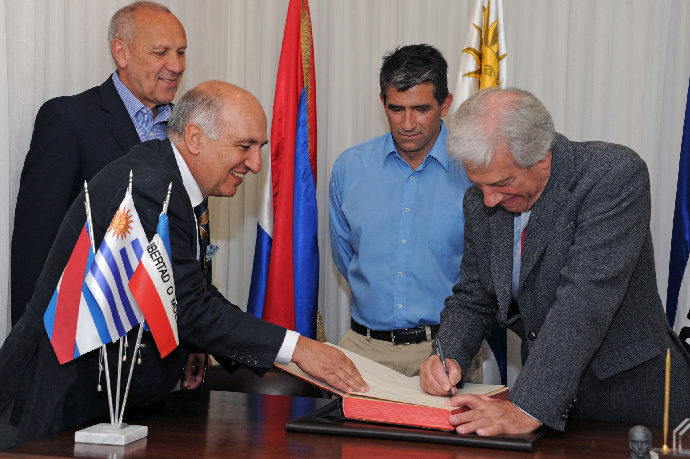 Presidente Vázquez firma el acta de traspaso de mando