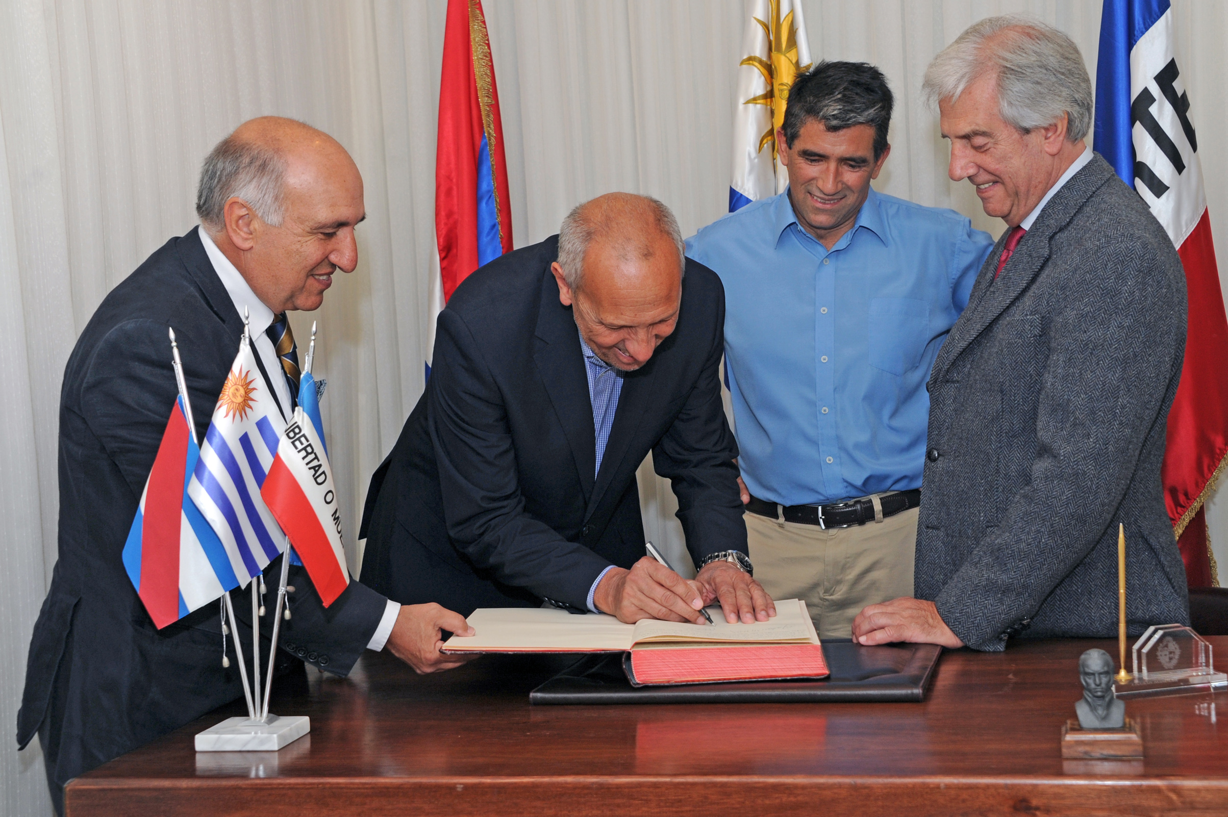 Secretario de Presidenca Miguel Toma firma el acta de traspaso de mando