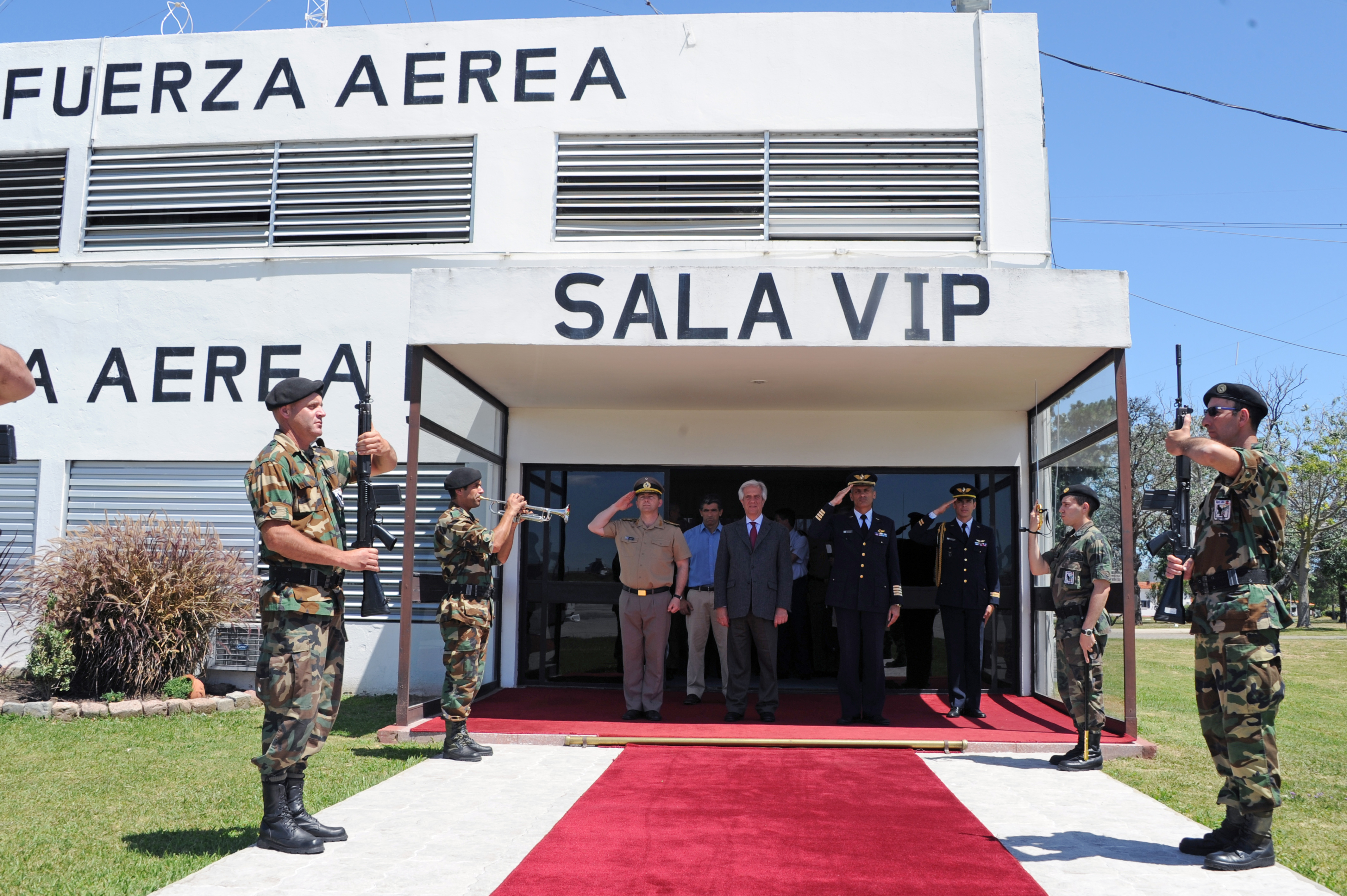 Presidente Vázquez en Base Aérea Nro. 1