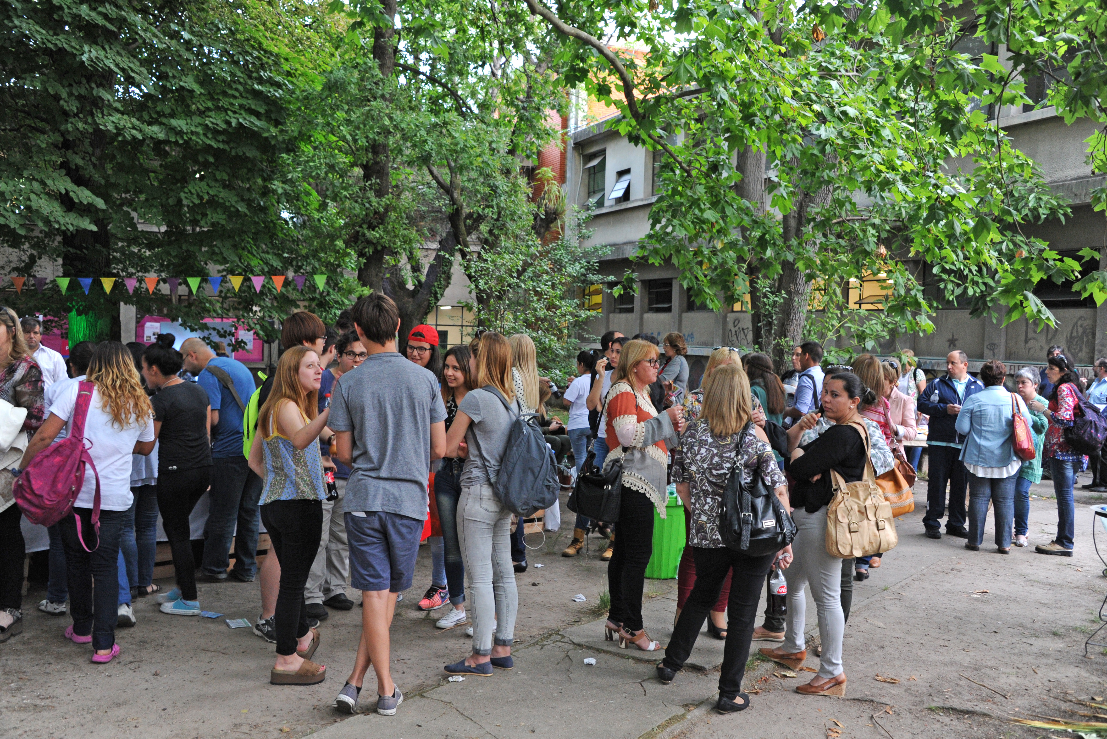 Estudiantes y docentes en el patio del Liceo Nro. 3 Dámaso Antonio Larrañaga