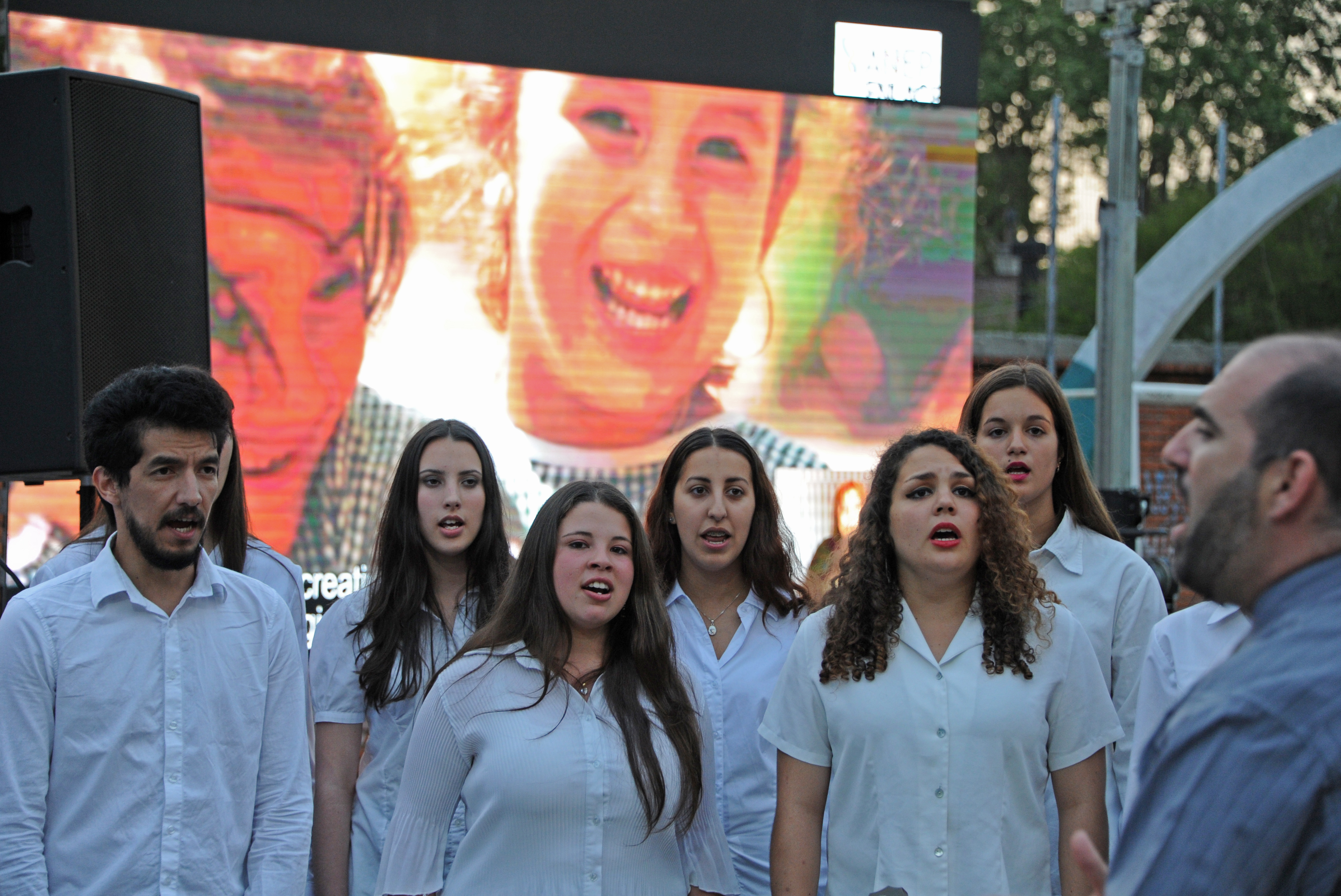 Representación artística del coro del Liceo Dámaso Antonio Larrañaga