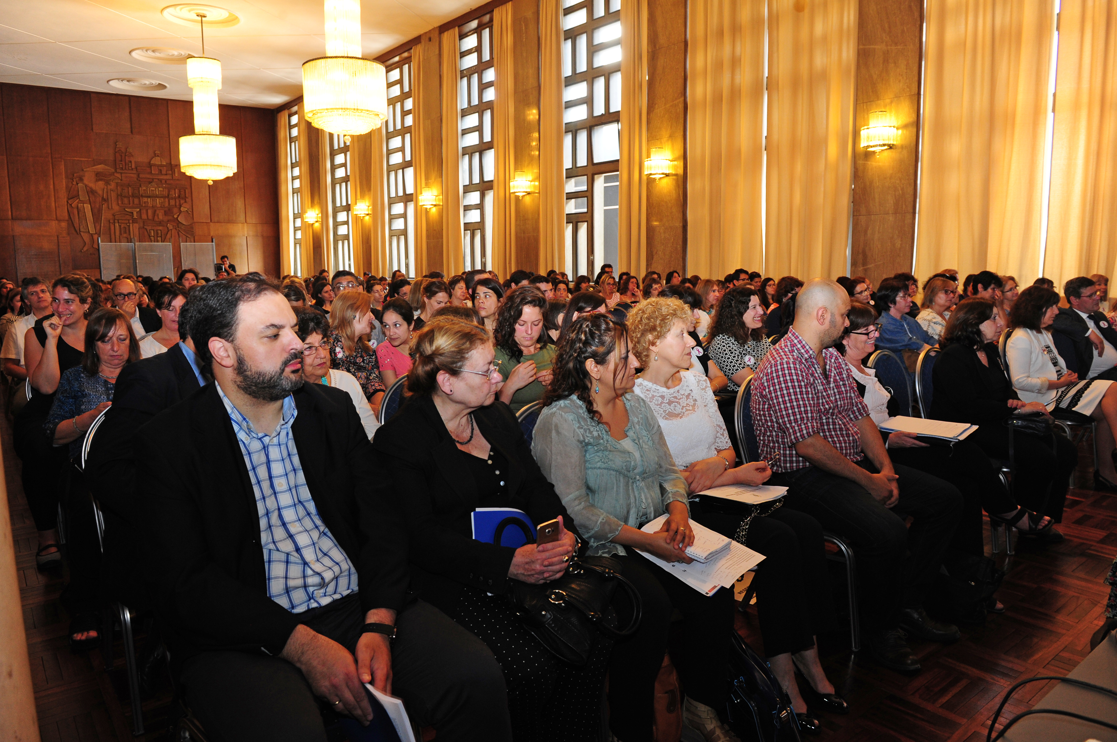 Autoridades y asistentes a la presentación
