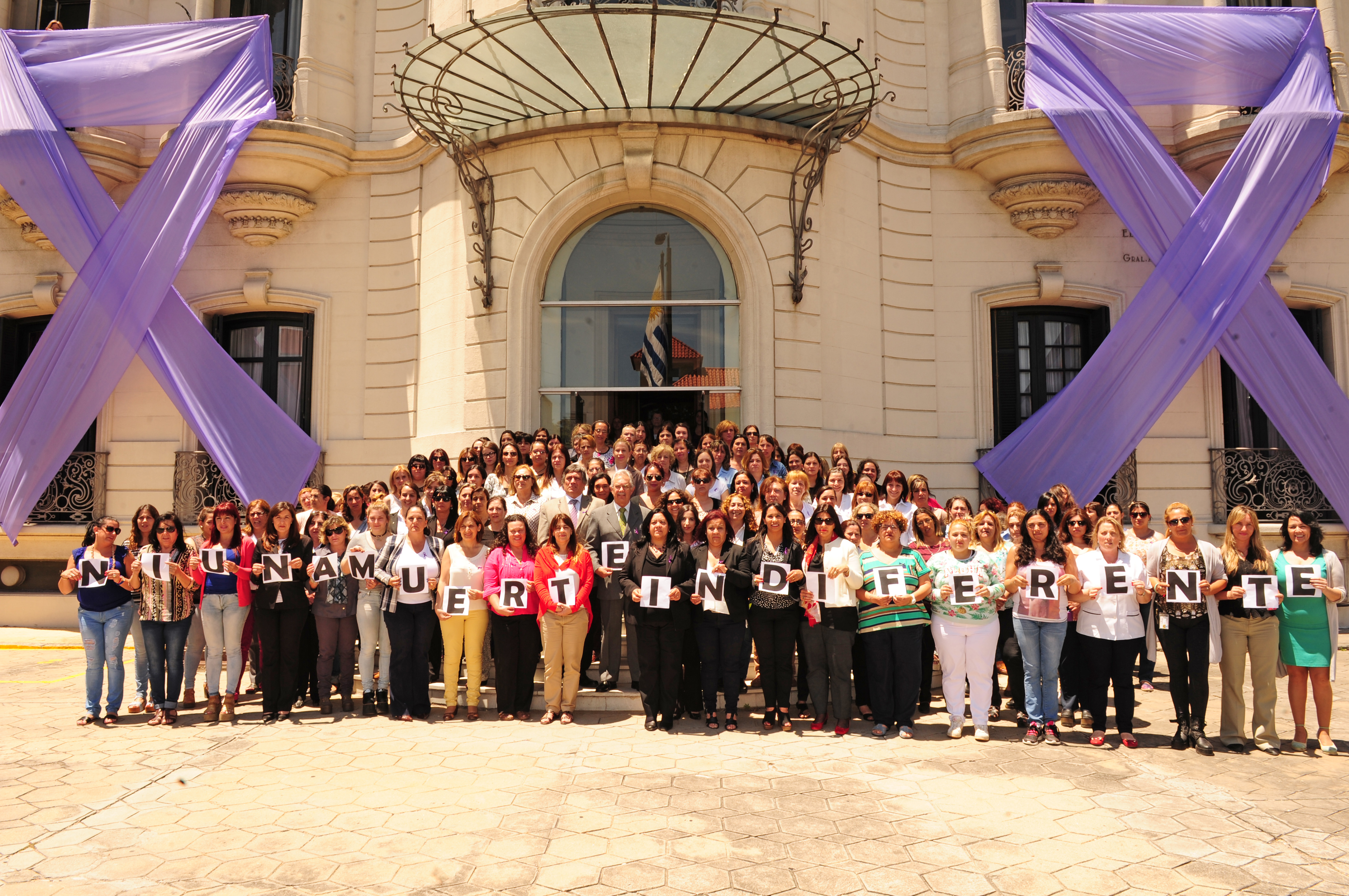 Autoridades del Ministerio de Defensa Nacional, junto a funcionarias del Ministerio
