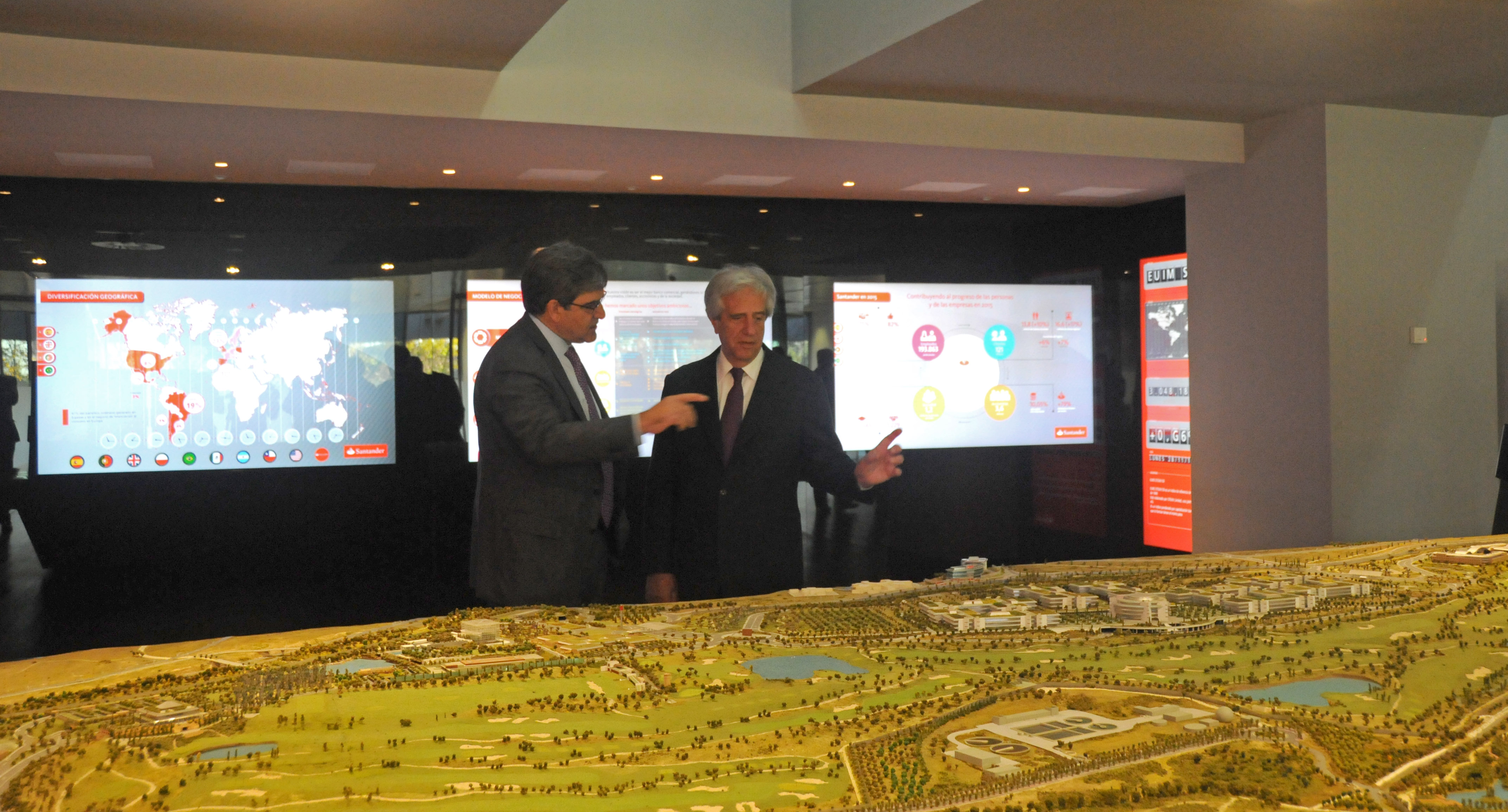 Encuentro entre Vázquez con empresarios y gerentes de empresa en la Ciudad Grupo Santander