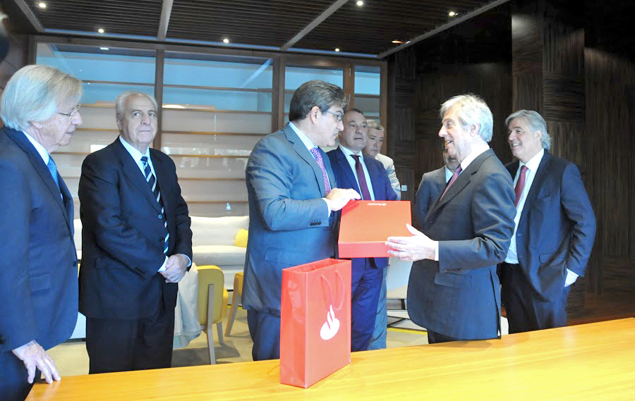 Encuentro entre Vázquez con empresarios y gerentes de empresa en la Ciudad Grupo Santander