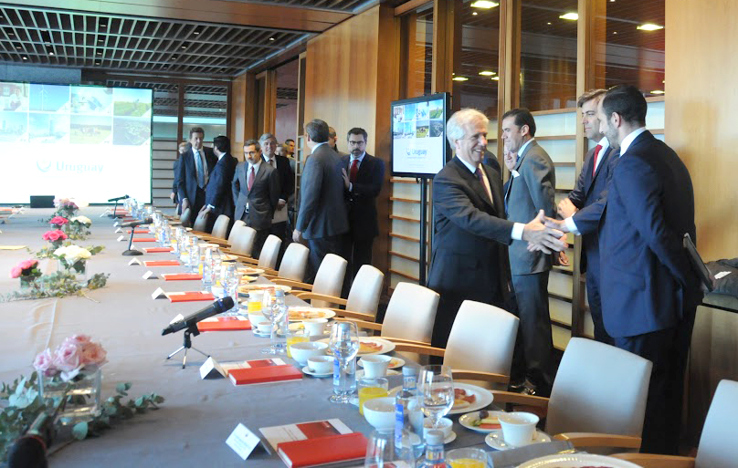Encuentro entre Vázquez con empresarios y gerentes de empresa en la Ciudad Grupo Santander