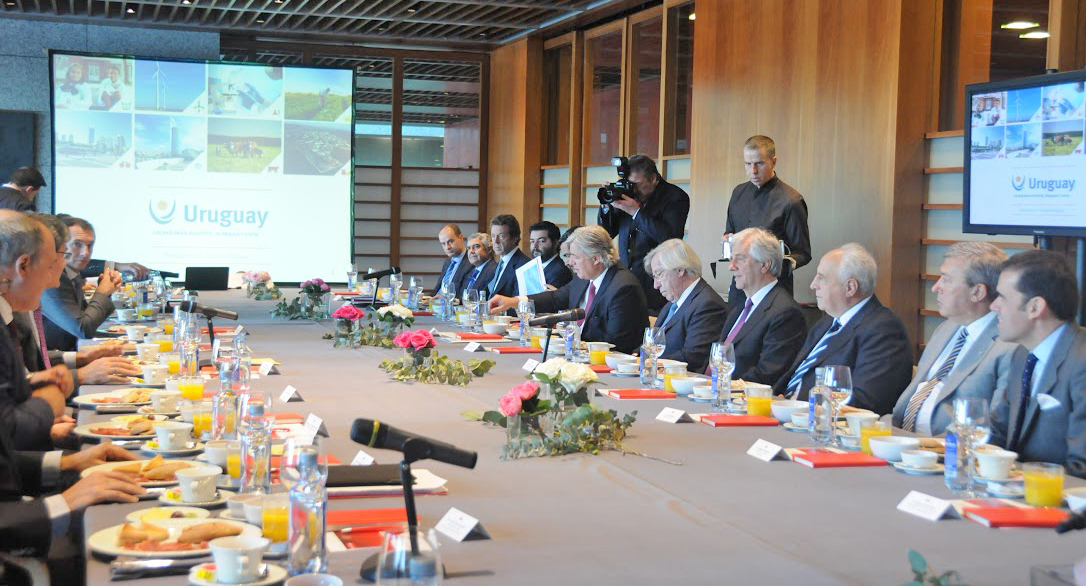 Encuentro entre Vázquez con empresarios y gerentes de empresa en la Ciudad Grupo Santander