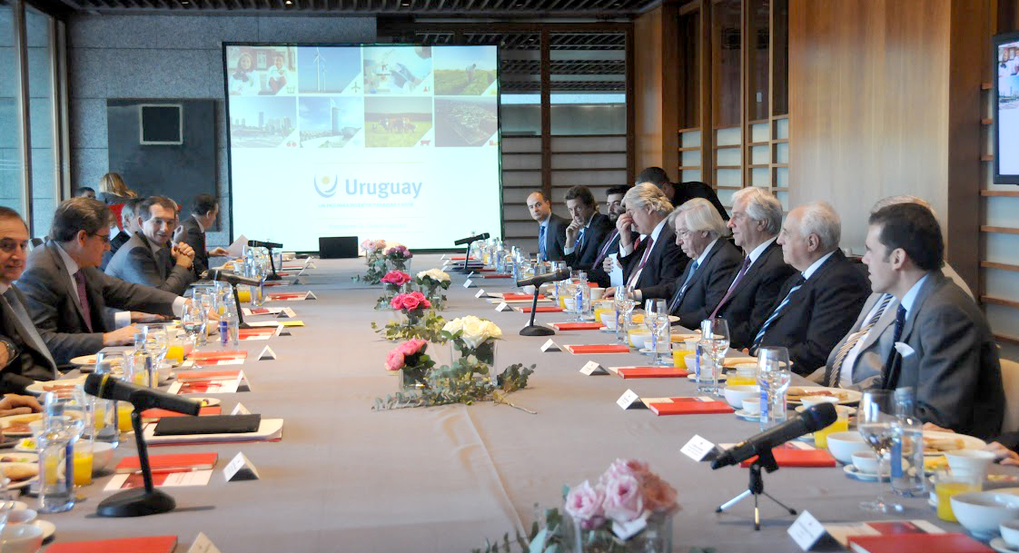 Encuentro entre Vázquez con empresarios y gerentes de empresa en la Ciudad Grupo Santander