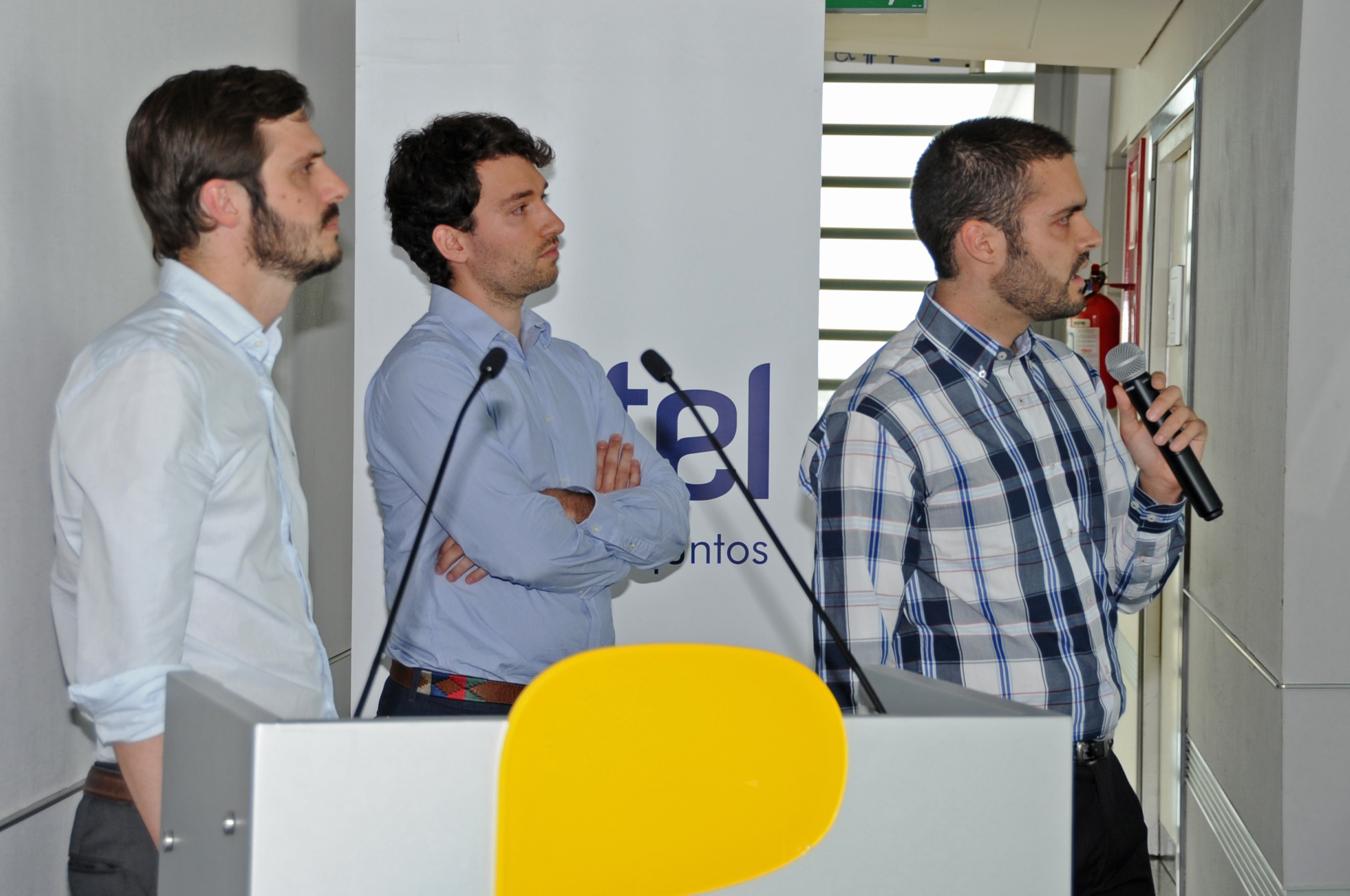 Técnicos de Antel, integrantes del grupo de programadores de la aplicación