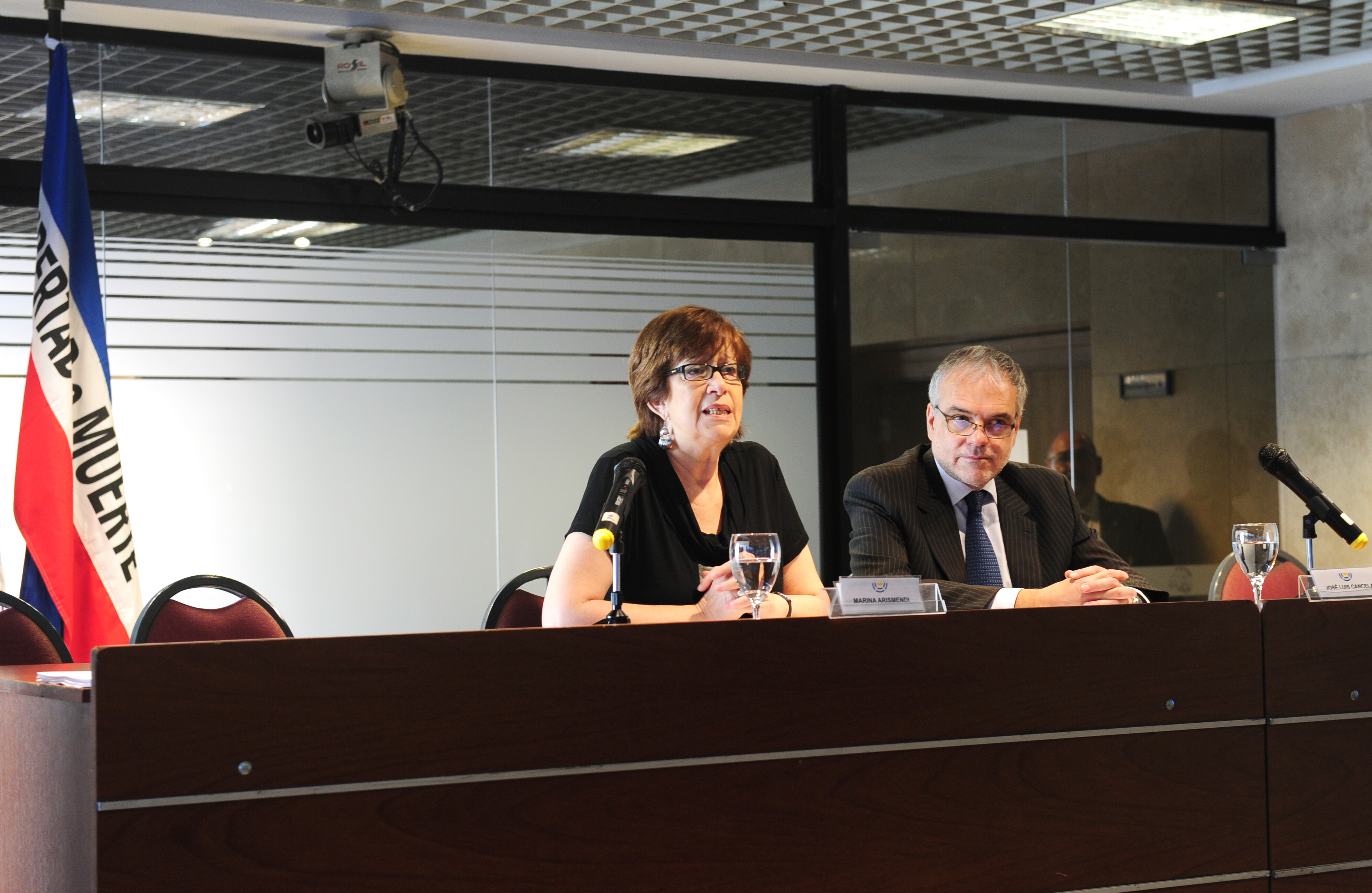 Ministra de Desarrollo Social, Marina Arismendi, junto al canciller interino, José Luis Cancela