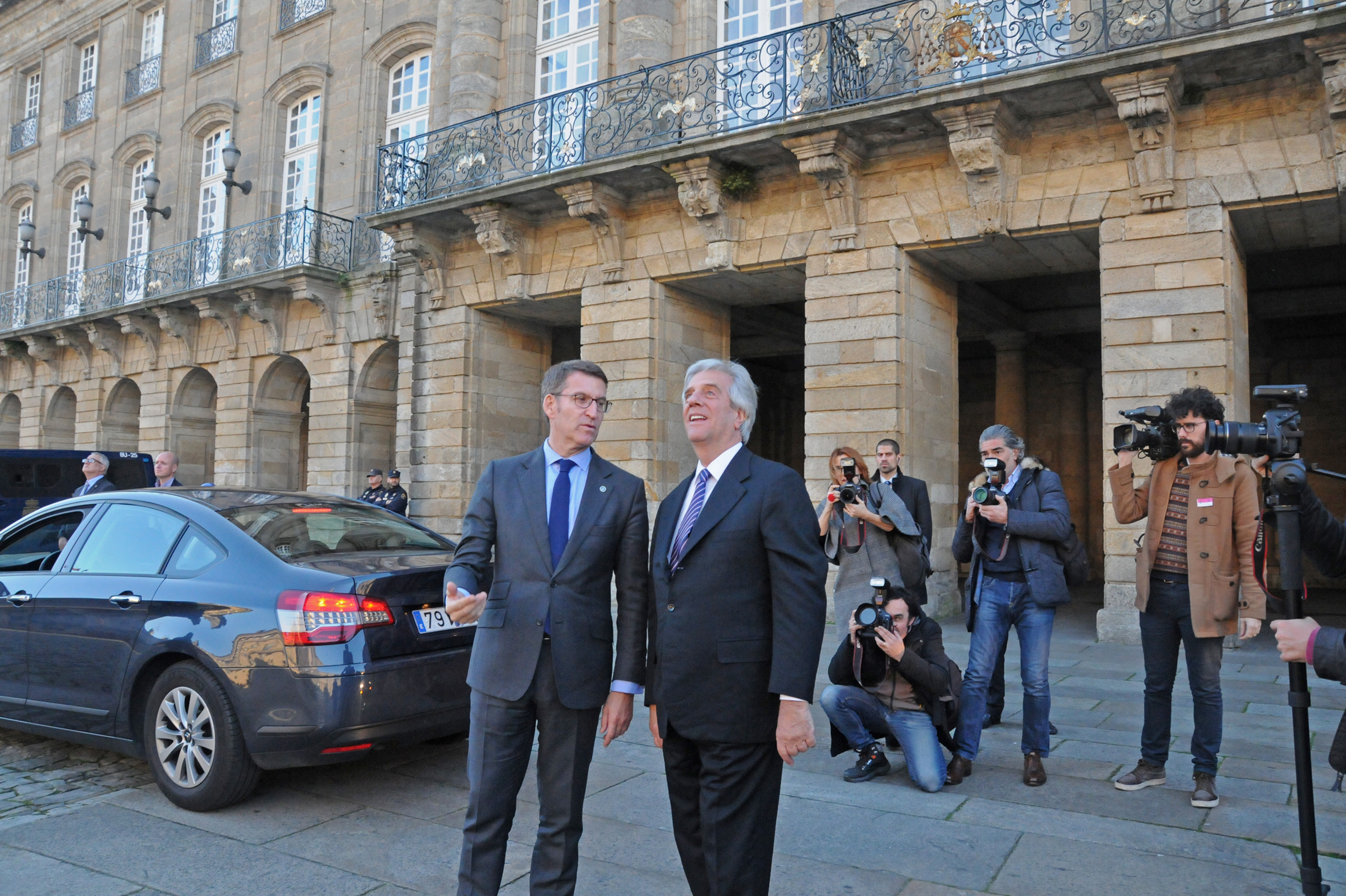 Presidente Vázquez junto al presidente de la Xunta de Galicia, Alberto Nuñez Feijóo en la sede de la Presidencia de la Xunta (gobierno) de Galicia