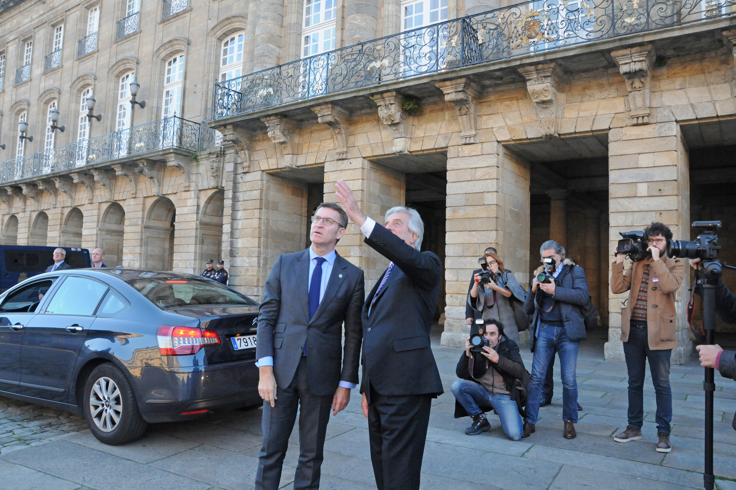 Presidente Vázquez junto al presidente de la Xunta de Galicia, Alberto Nuñez Feijóo en la sede de la Presidencia de la Xunta (gobierno) de Galicia