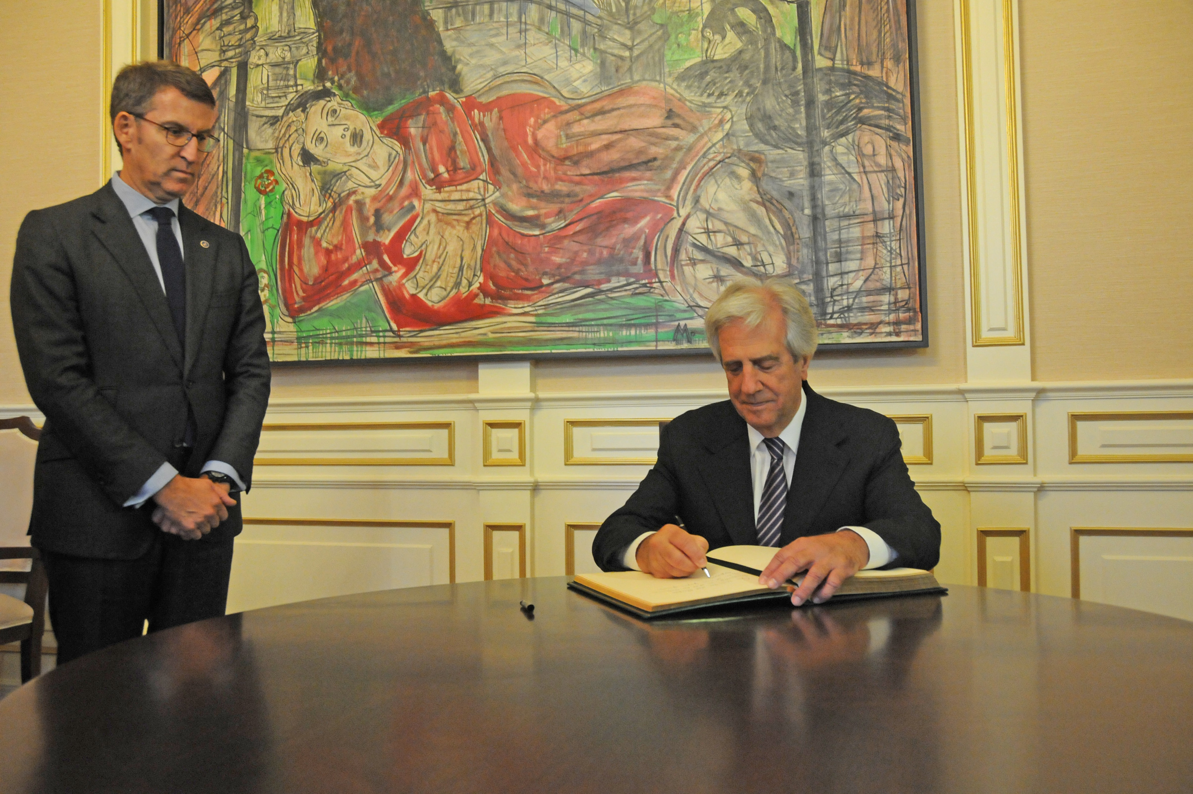 Presidente Vázquez durante la firma del Libro de Honor