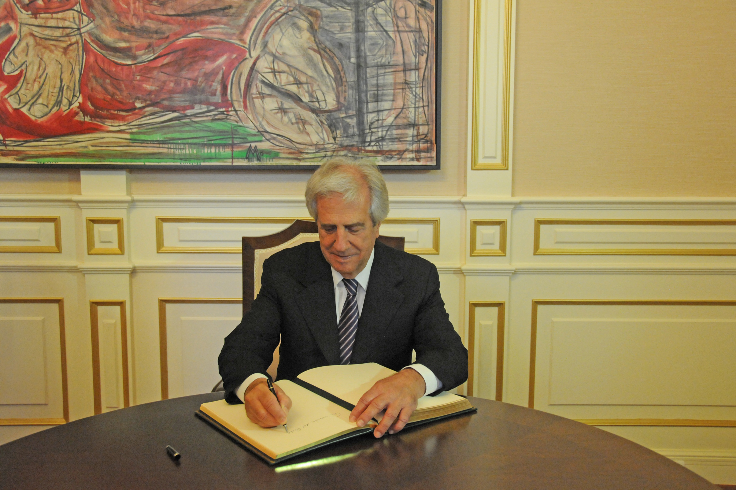 Presidente Vázquez durante la firma del Libro de Honor