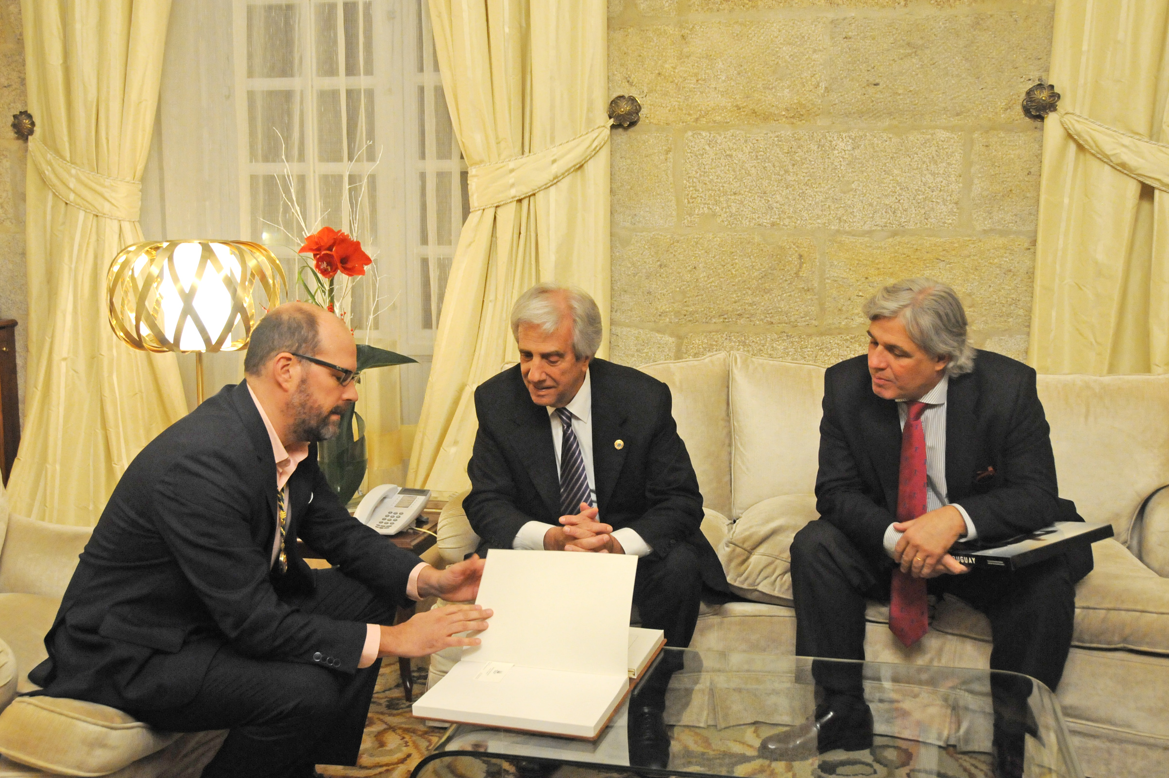 Presidente Vázquez reunido junto al alcalde de Santiago de Compostela, Martiño Noriega Sánchez