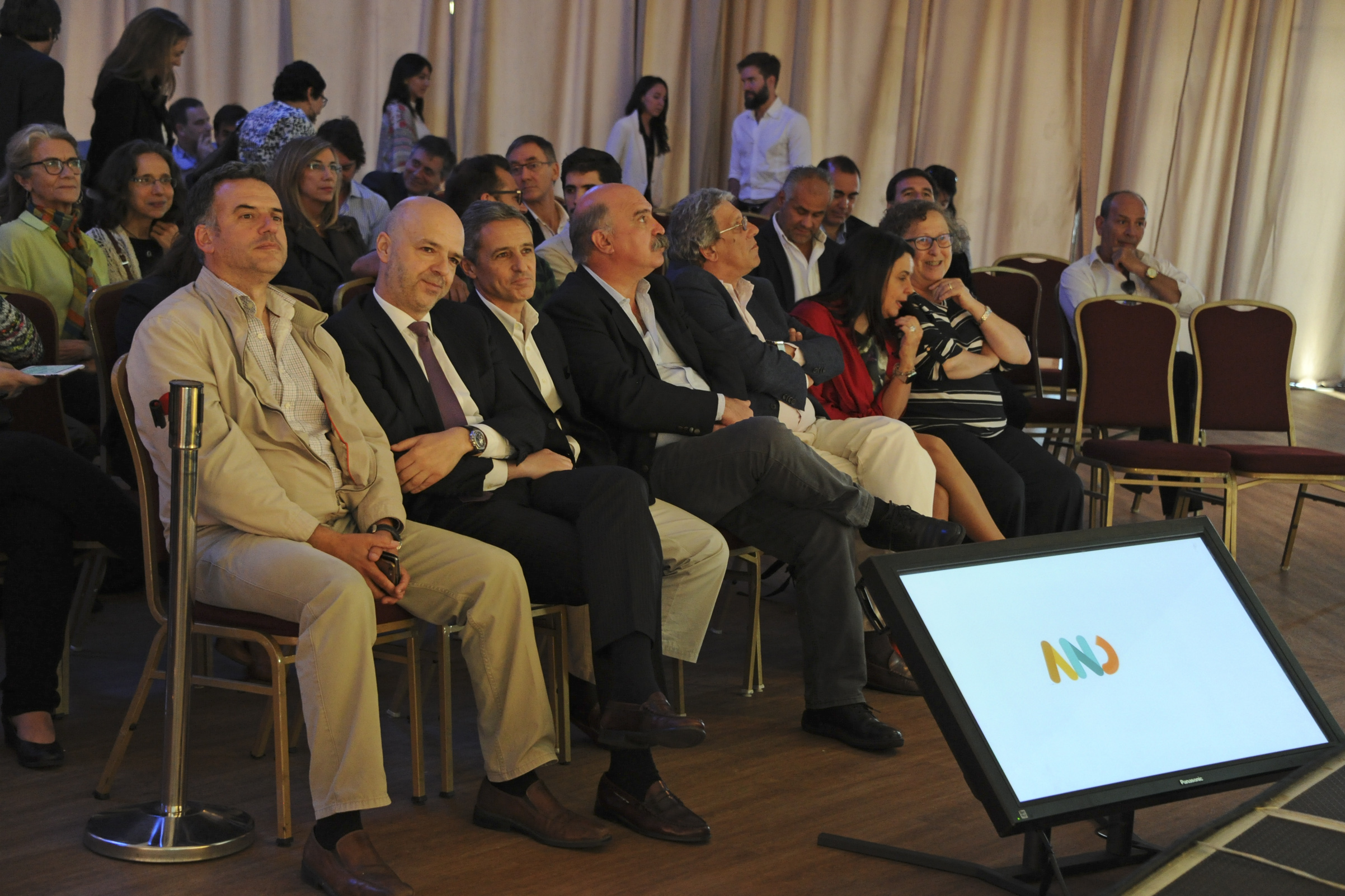 Autoridades y público asistente a la presentación