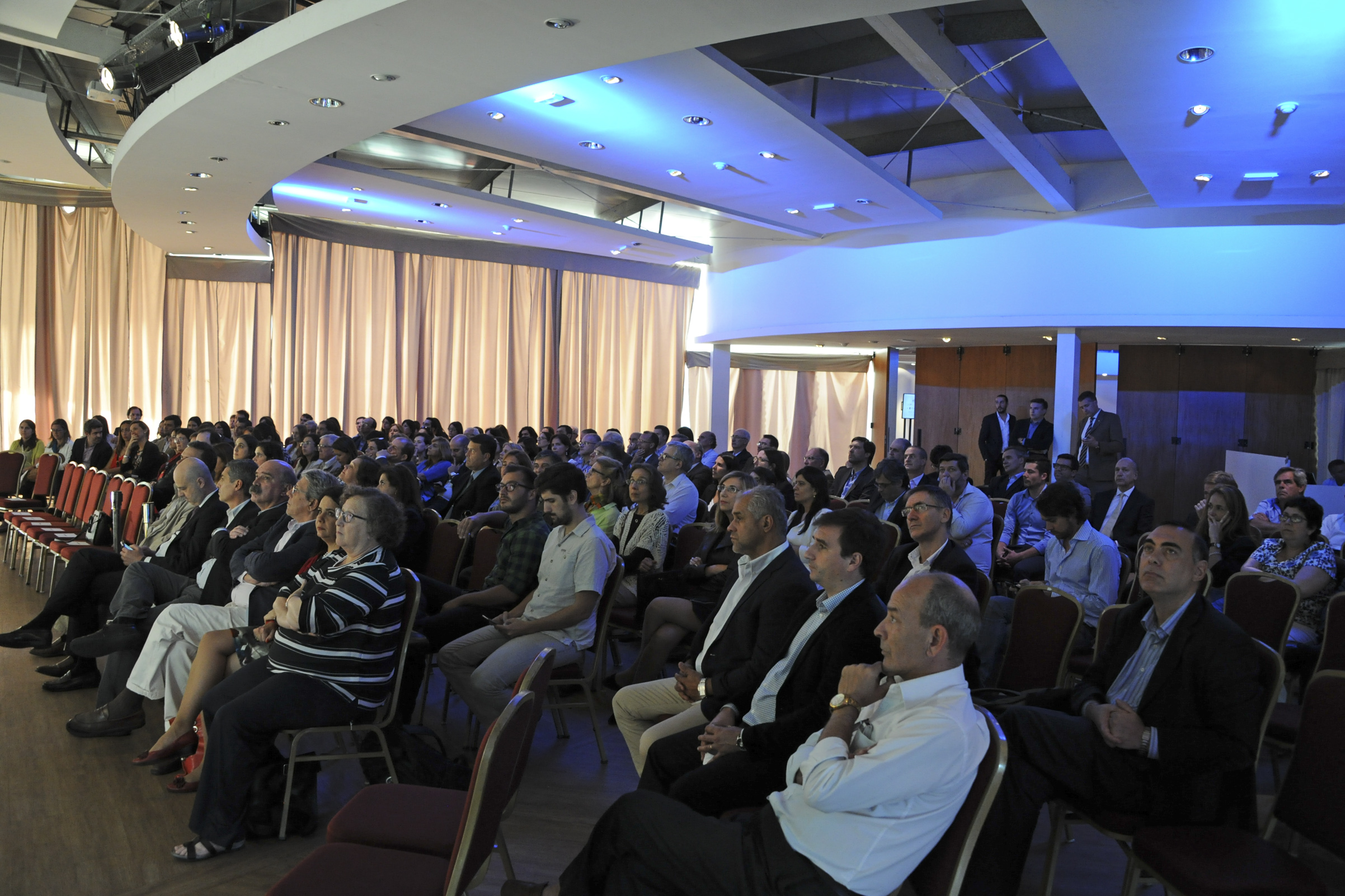 Autoridades y público asistente a la presentación
