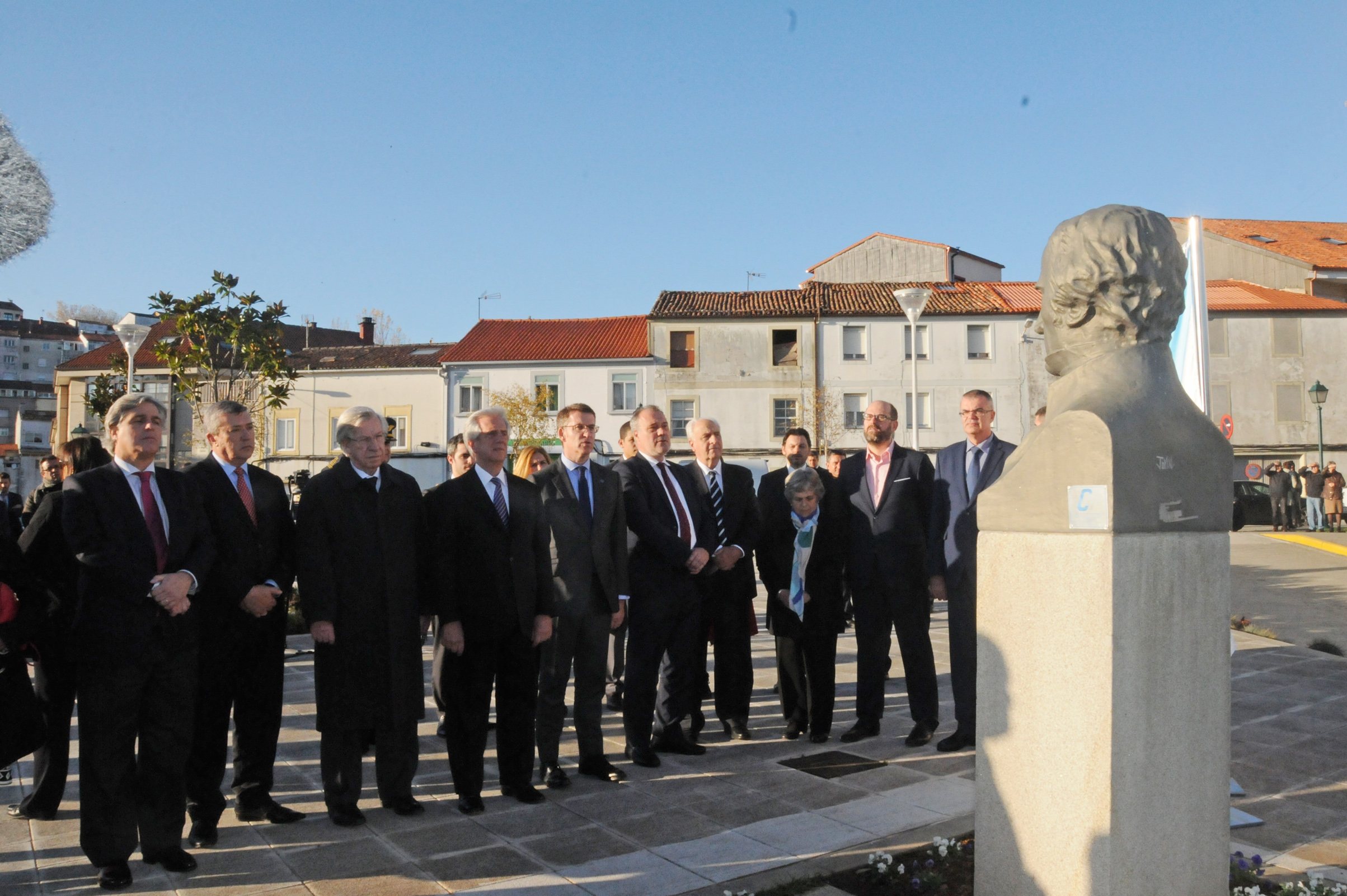 Presidente Vázquez, junto a integrantes de la comitiva oficial y autoridades locales