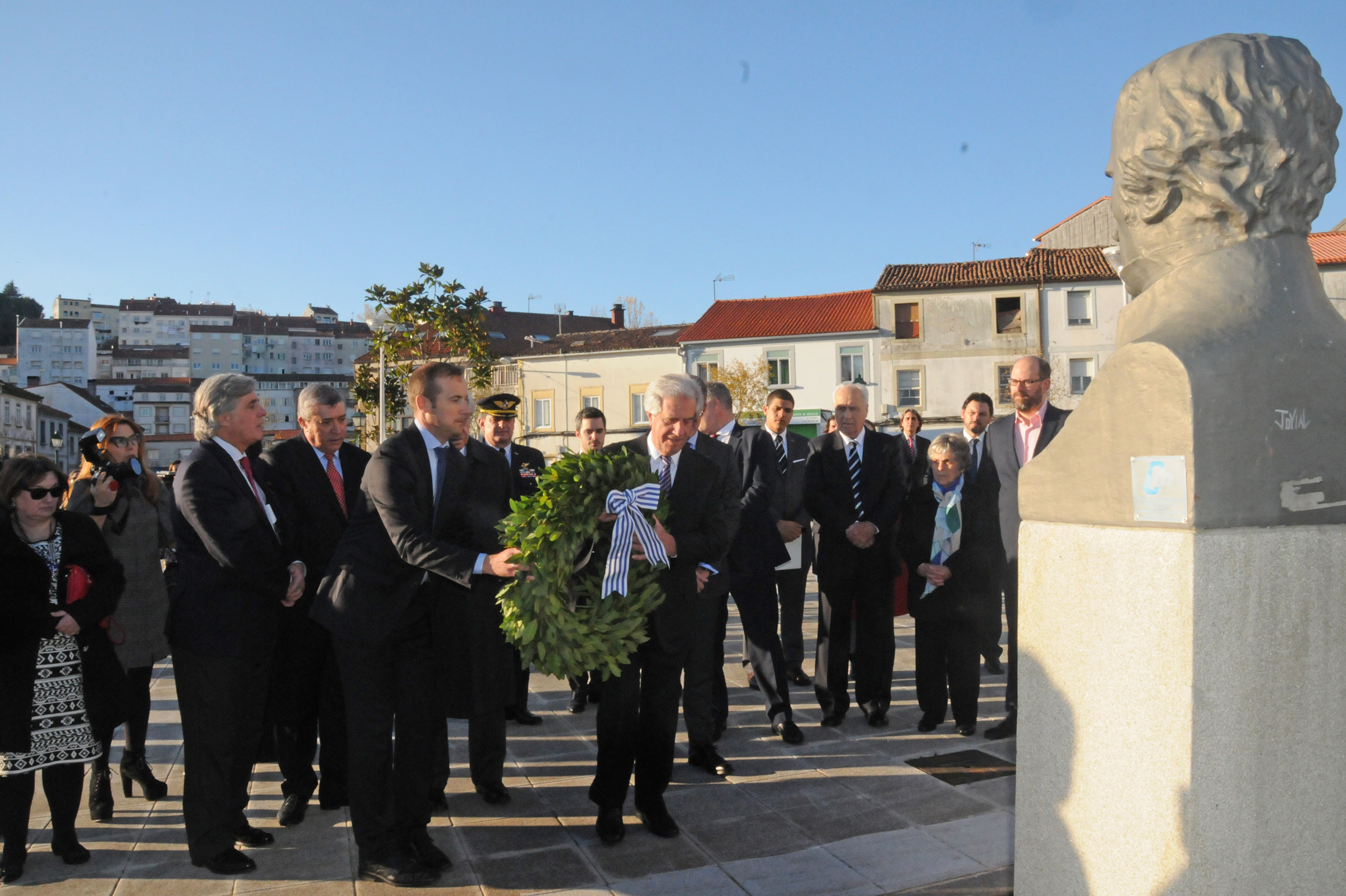 Presidente Vázquez durante la colocación de la ofrenda floral