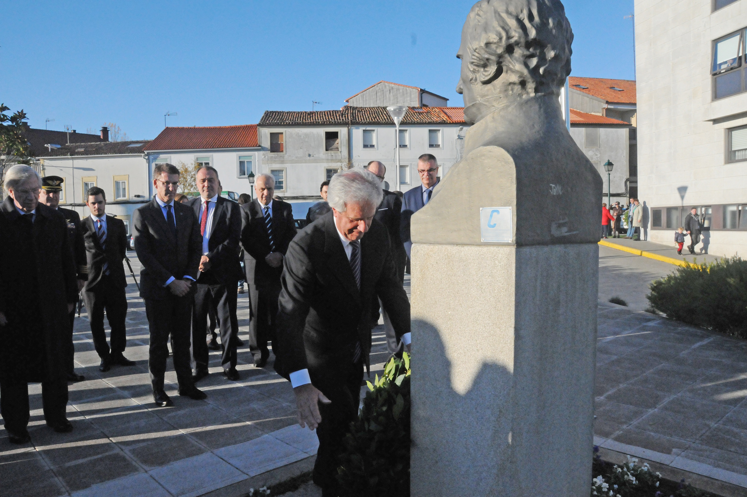 Presidente Vázquez durante la colocación de la ofrenda floral