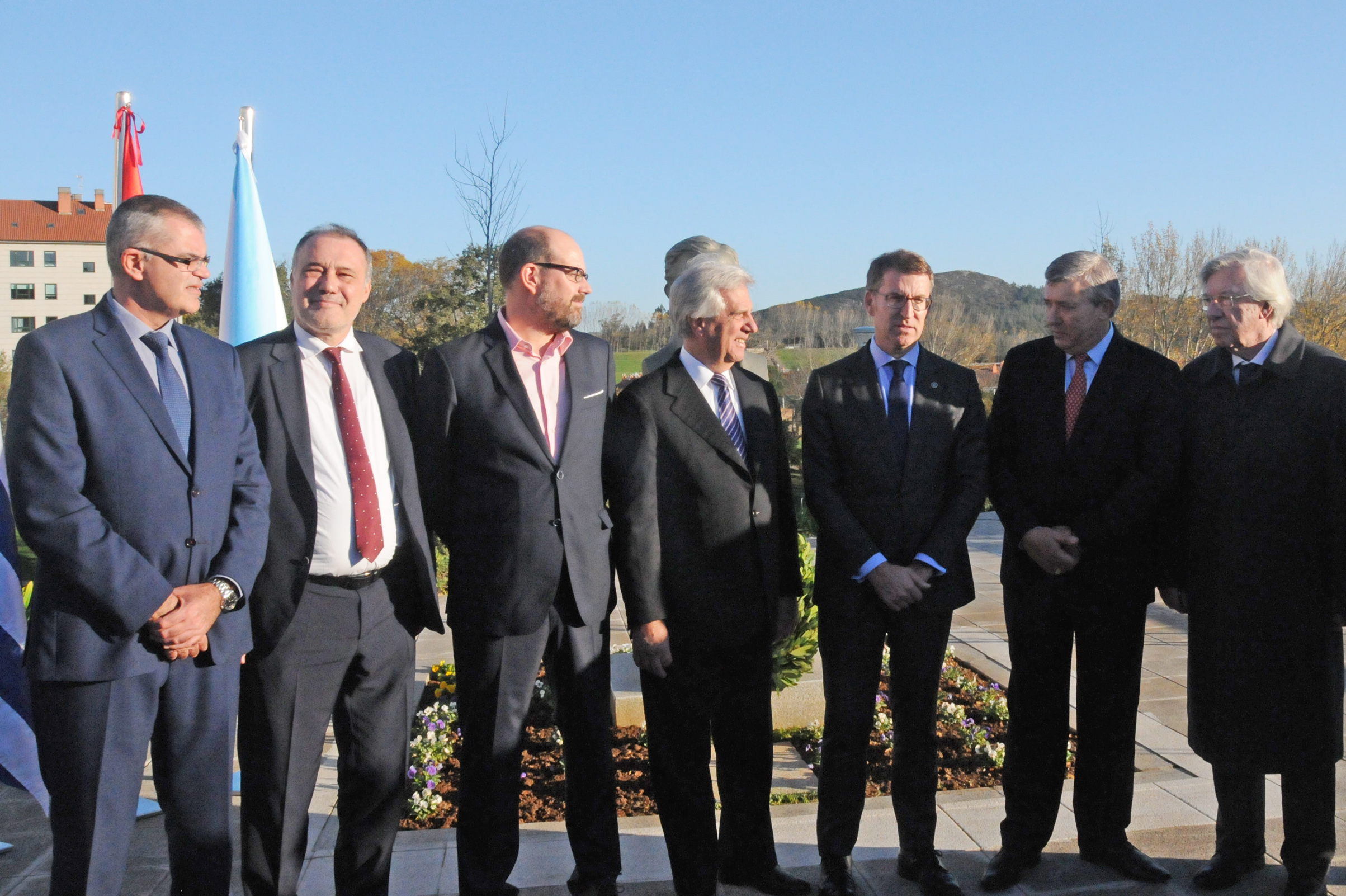 Presidente Vázquez junto a integrantes de la comitiva oficial y autoridades locales
