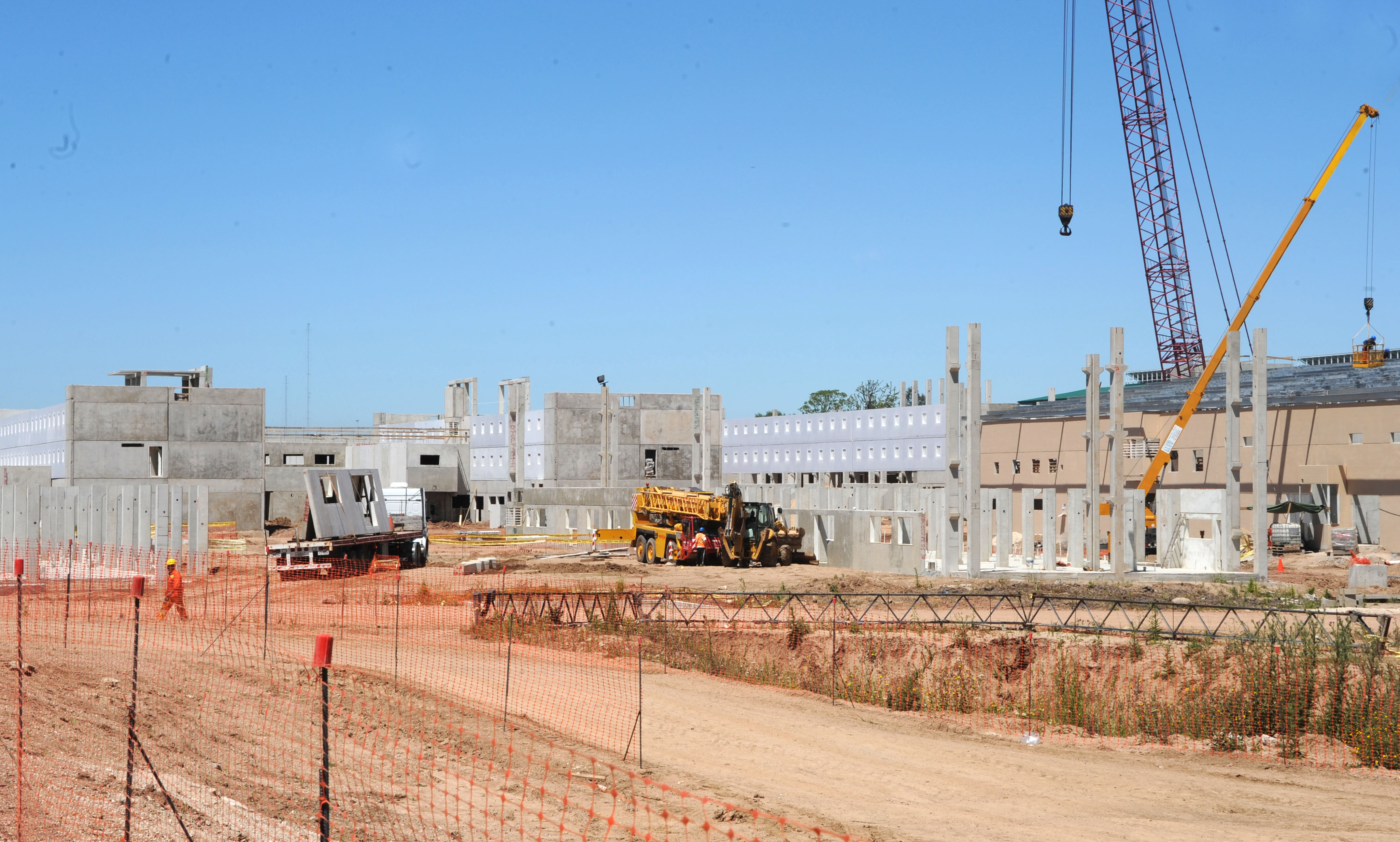 Ministro Bonomi y autoridades recorrieron obras de la Unidad Penitenciaria de Punta de Rieles
