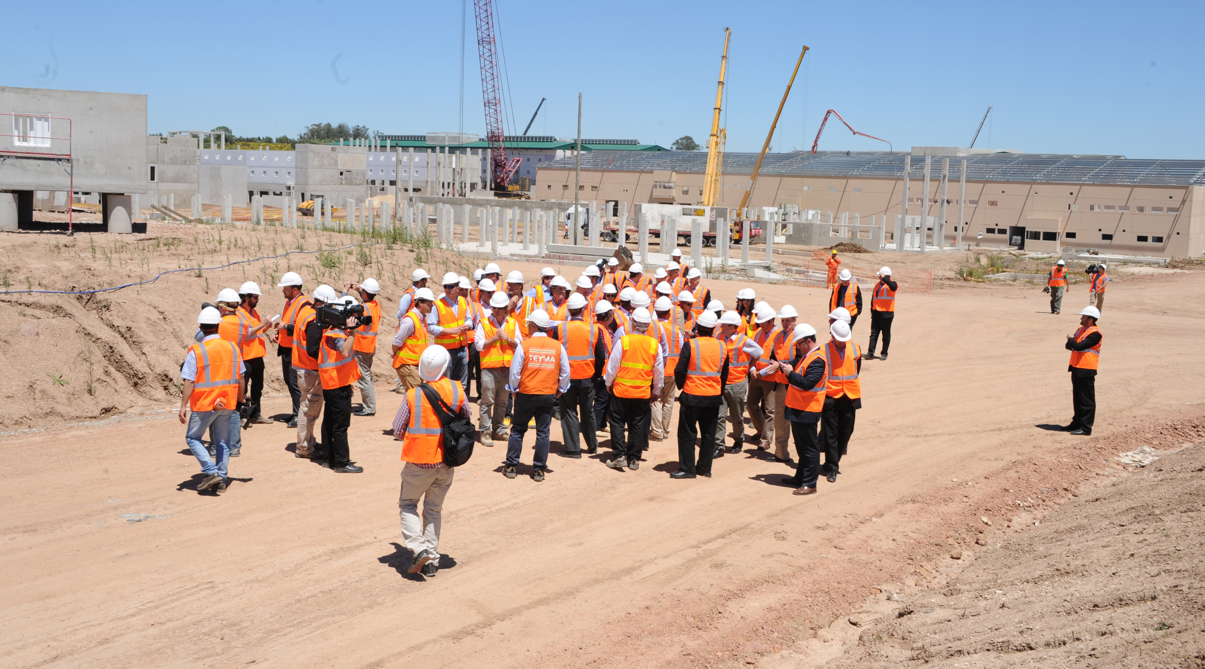 Ministro Bonomi y autoridades recorrieron obras de la Unidad Penitenciaria de Punta de Rieles