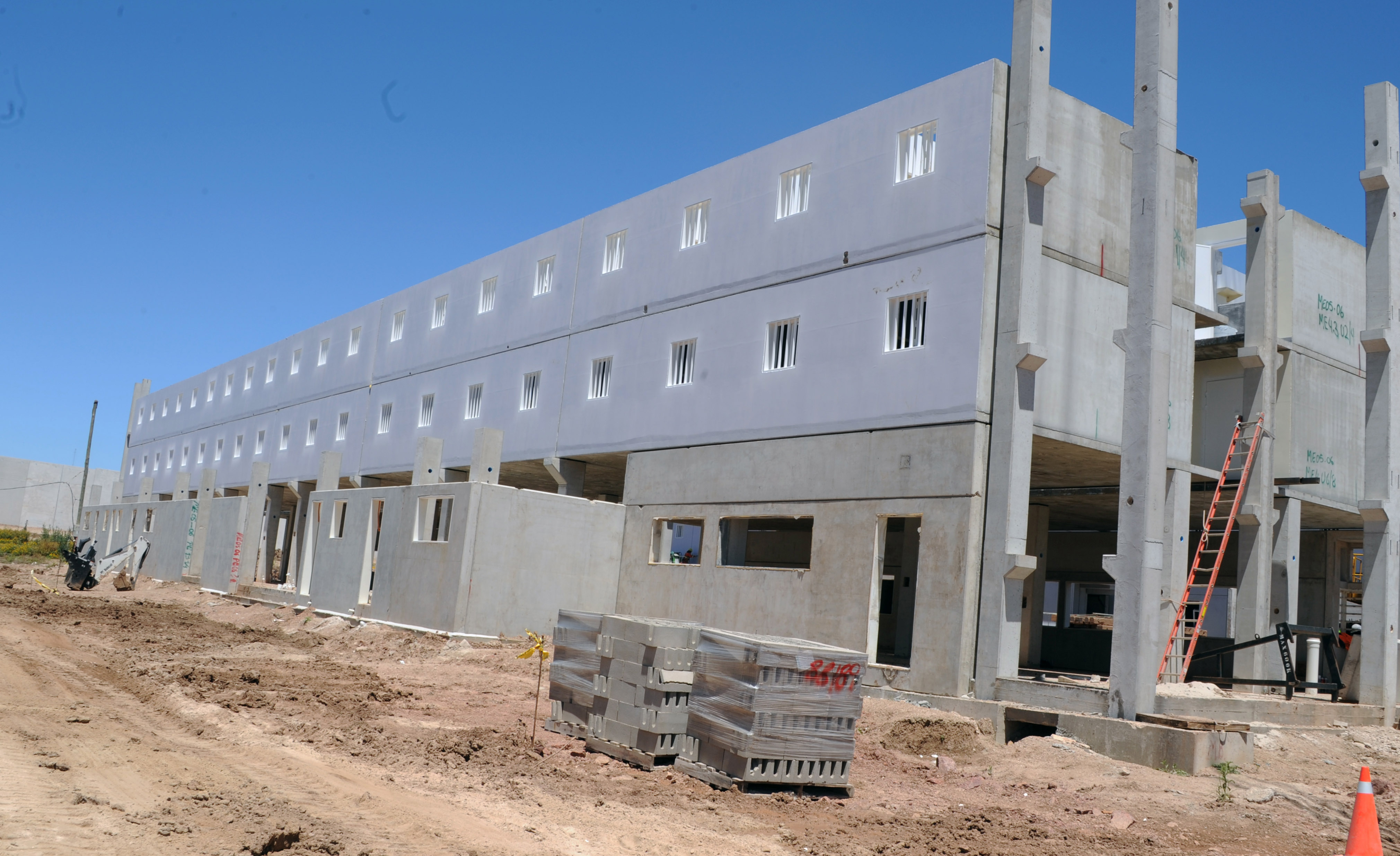 Ministro Bonomi y autoridades recorrieron obras de la Unidad Penitenciaria de Punta de Rieles