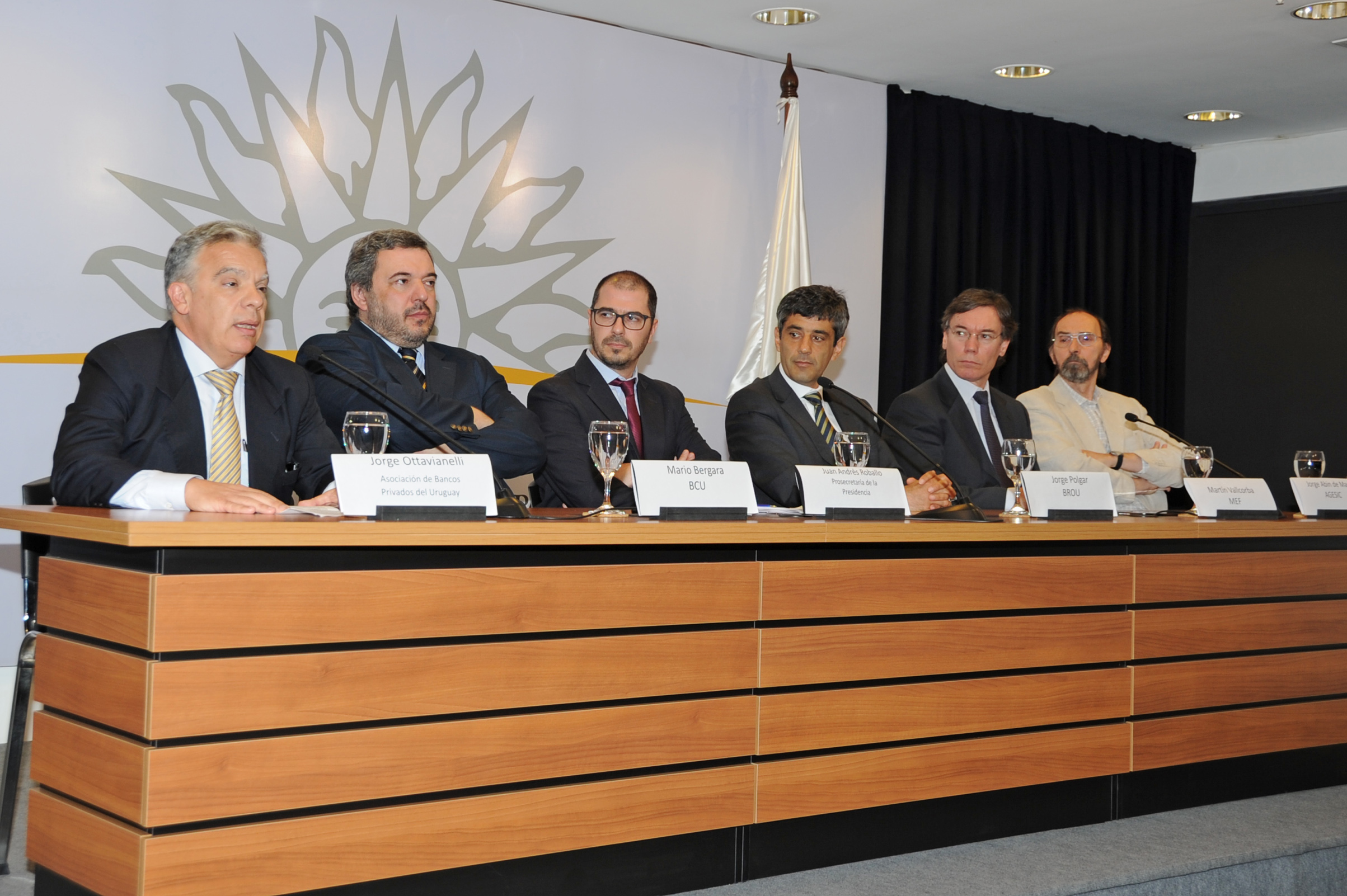 Jorge Ottavianelli, representante de la Asociación de Bancos Privados del Uruguay, haciendo uso de la palabra