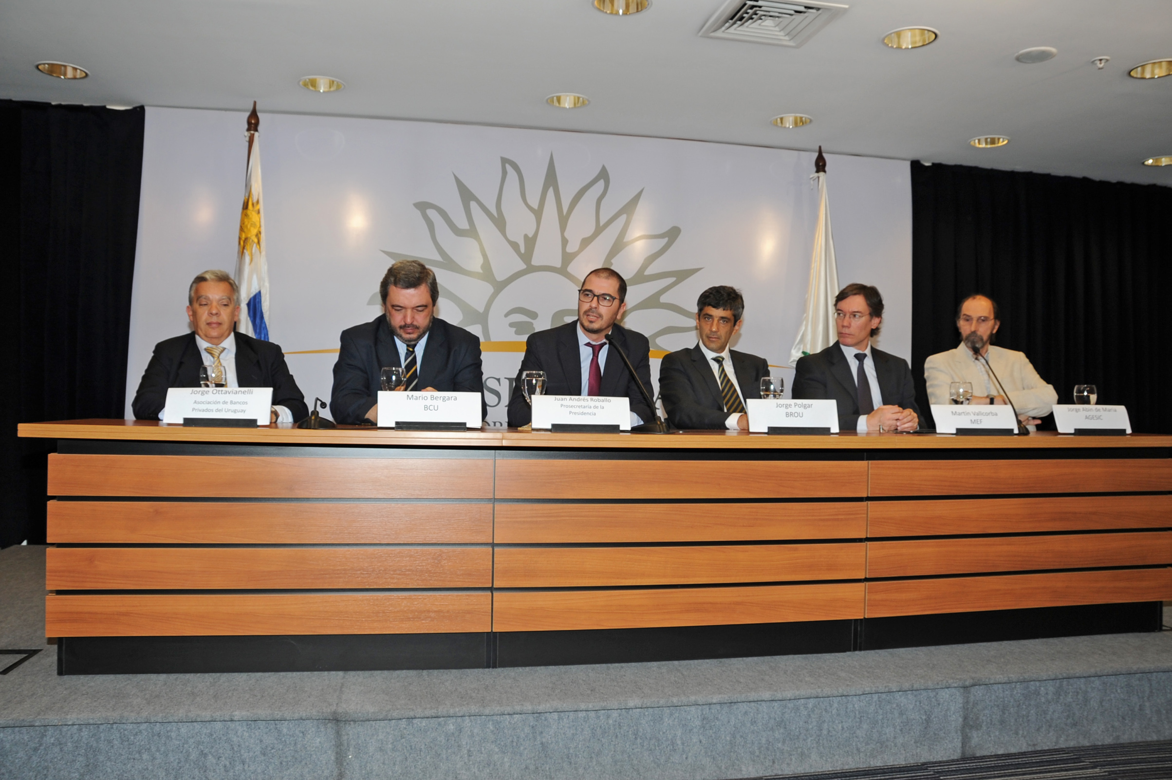 Prosecretario de Presidencia, Juan Andrés Roballo, dirigiéndose a los presentes