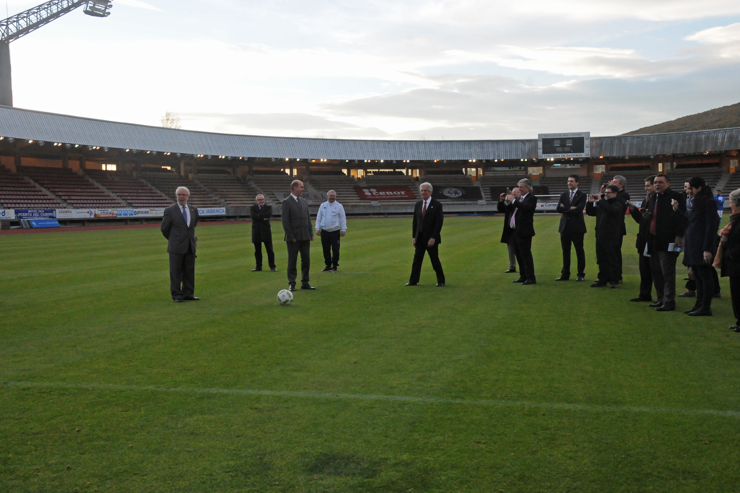 Vázquez recorre el campo de juego de la Sociedad Deportiva Compostela
