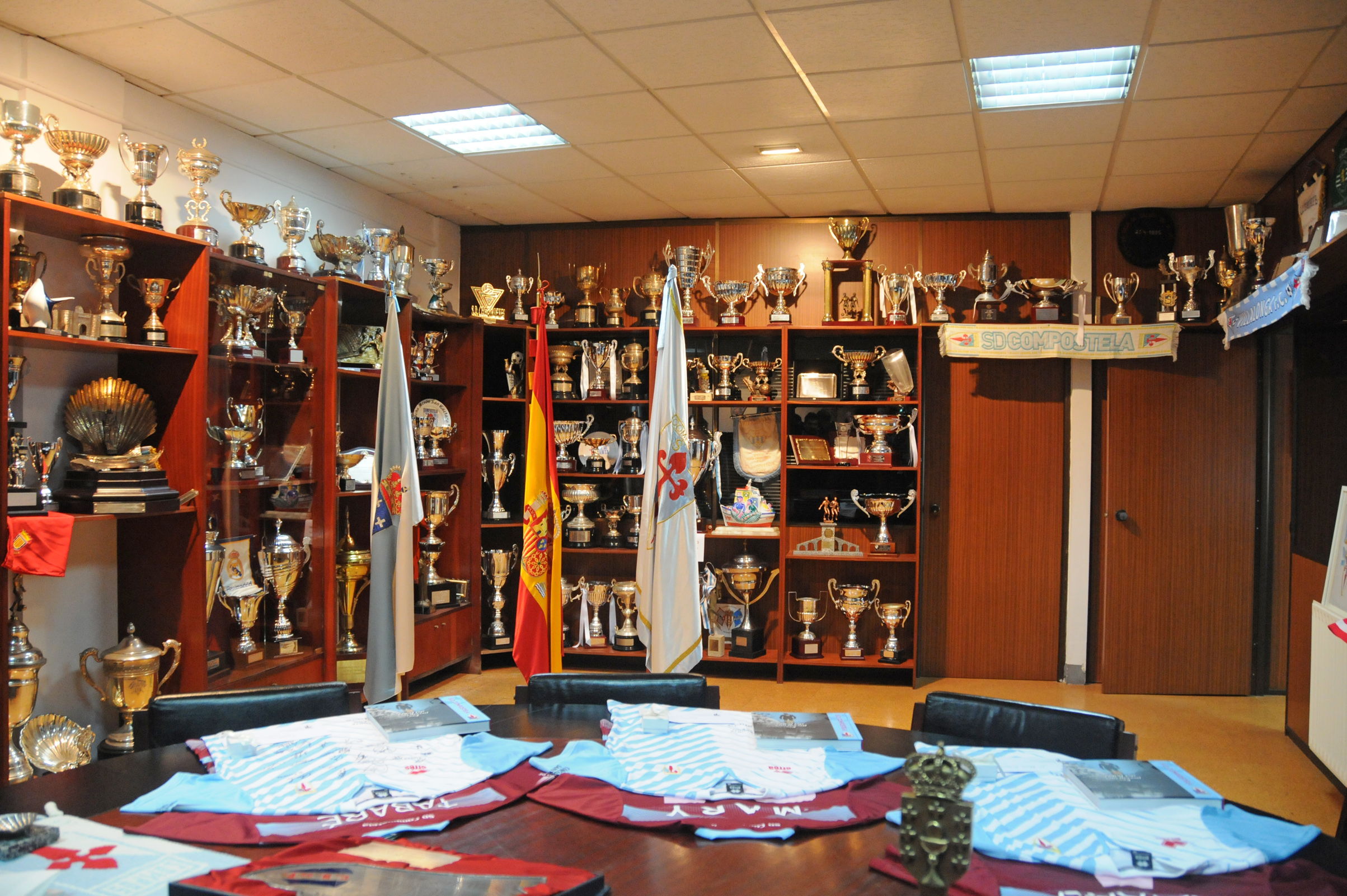 Obsequios de la Sociedad Deportiva Compostela para el Presidente Vázquez