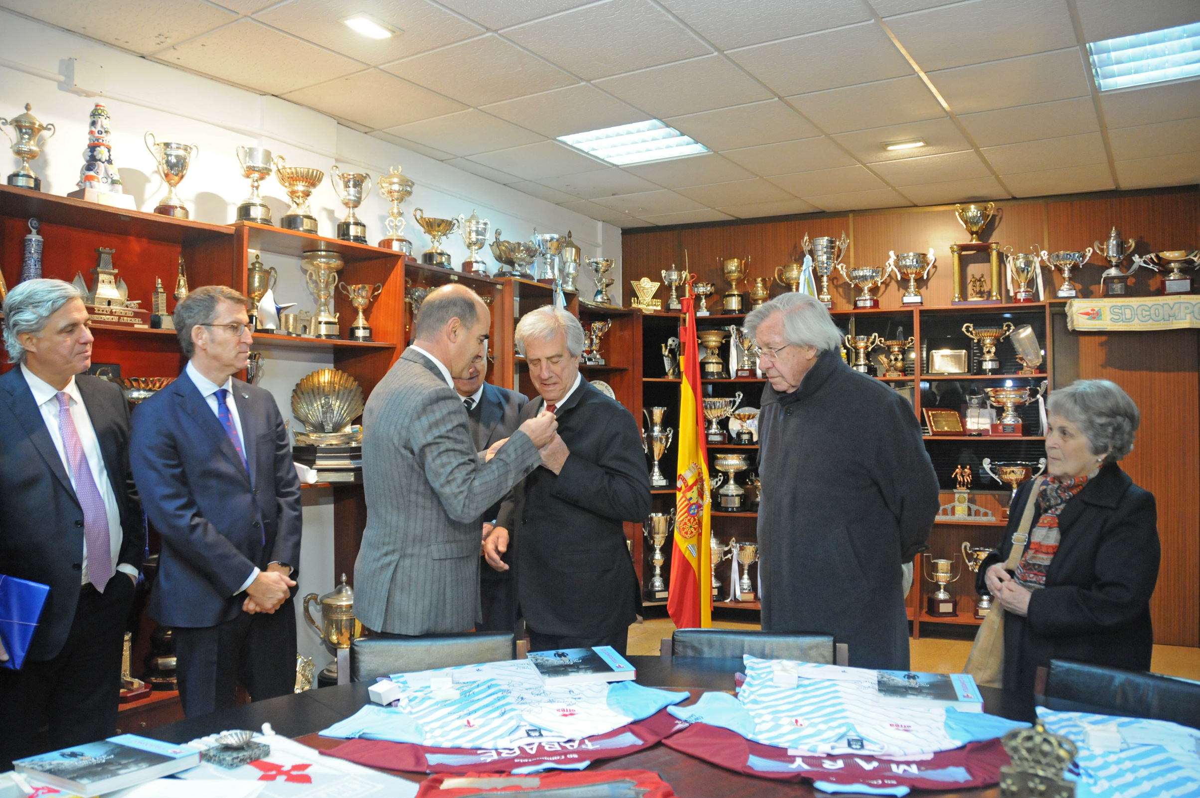Presidente Vázquez recibe una condecoración por parte del presidente de la Sociedad Deportiva Compostela