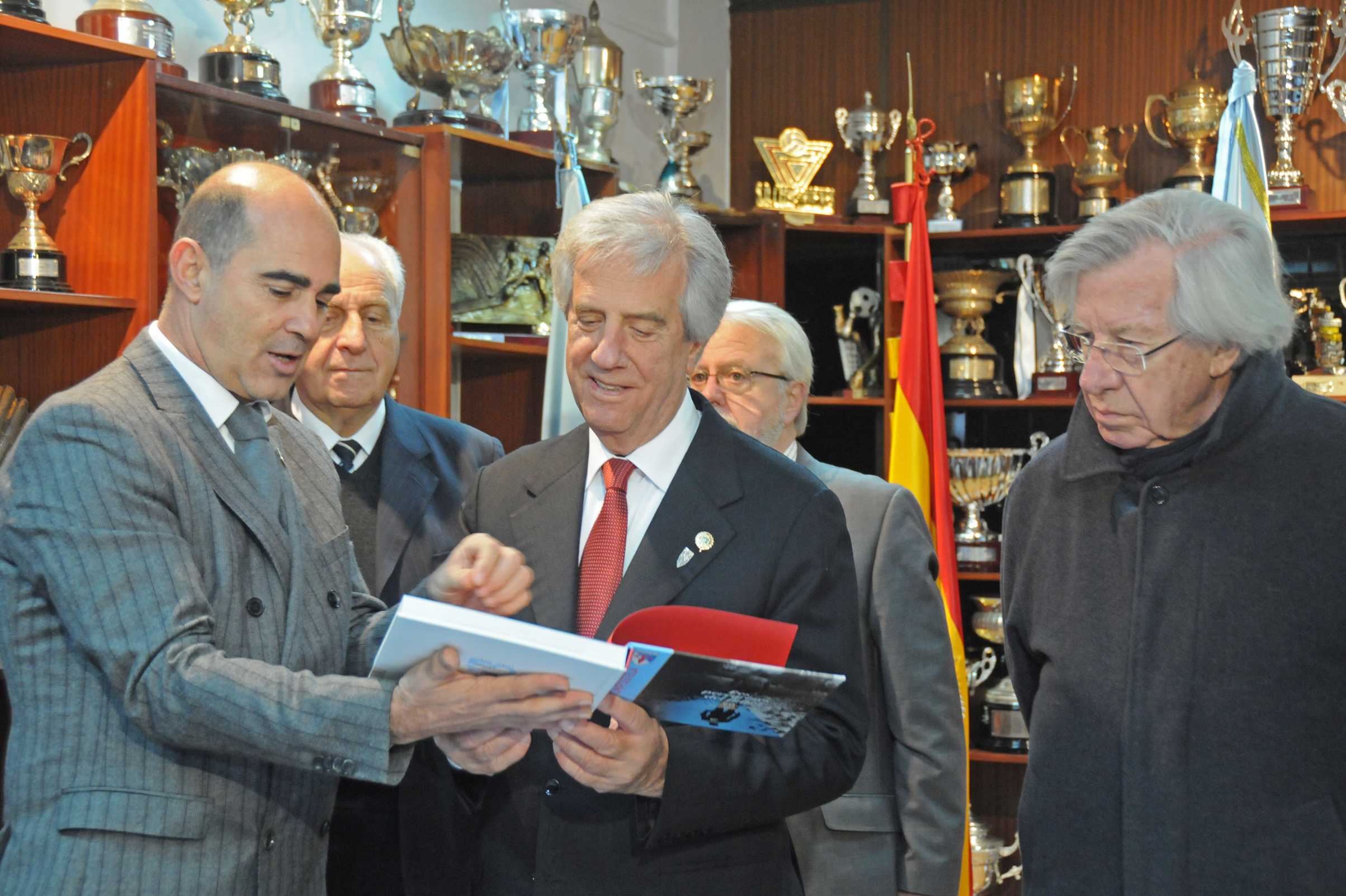 El presidente de la Sociedad Deportiva Compostela entregando obsequios al Presidente Vázquez