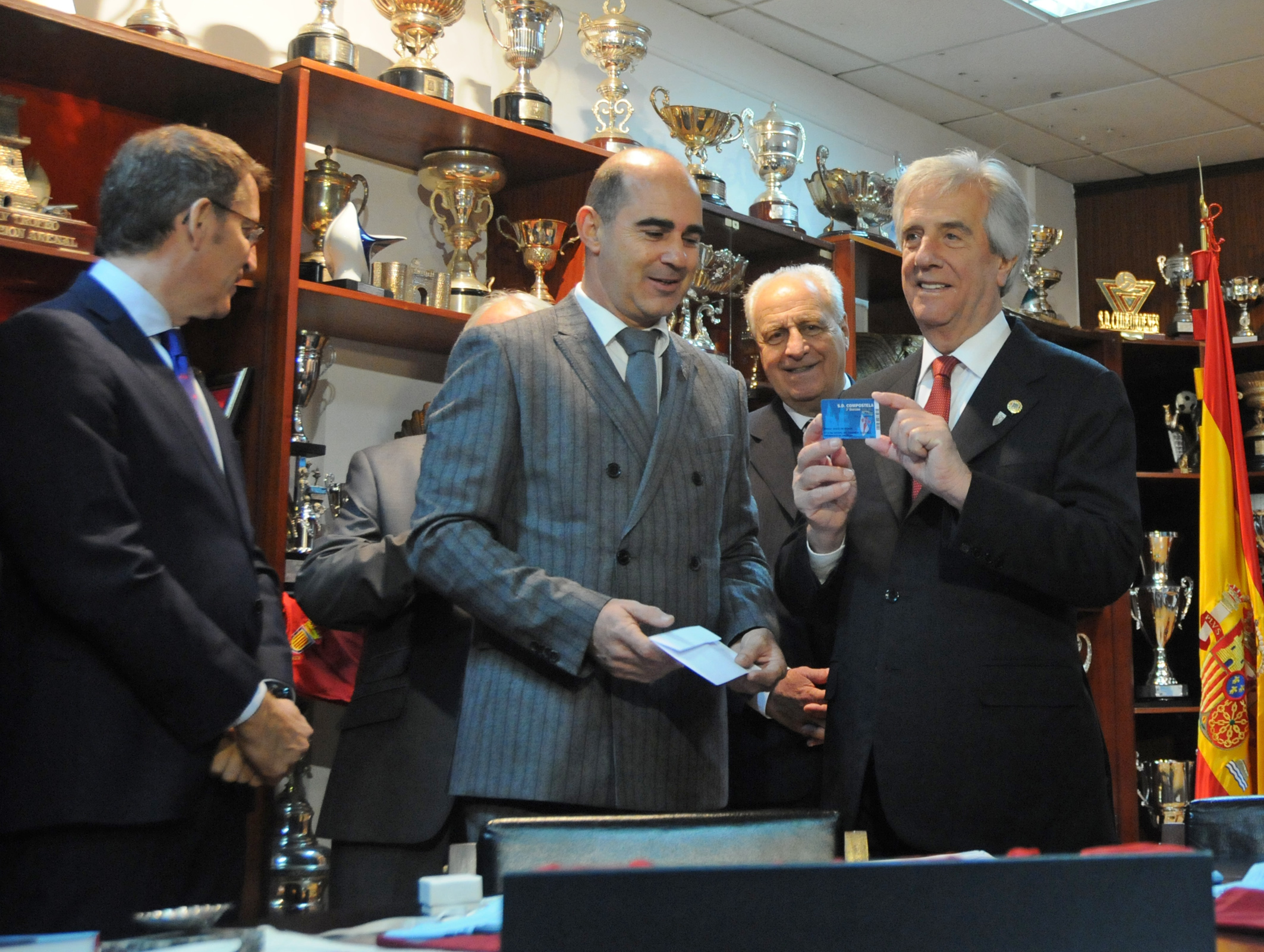 Presidente Vázquez recibe el carnet como Socio de Honor de la Sociedad Deportiva Compostela