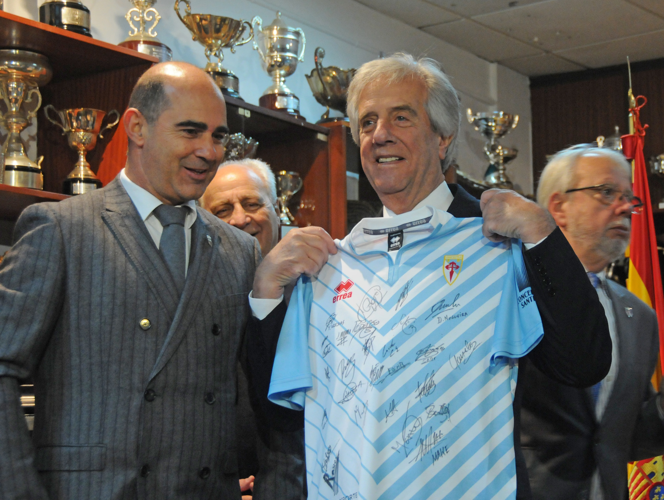 Vázquez recibe la camiseta de la Sociedad Deportiva Compostela