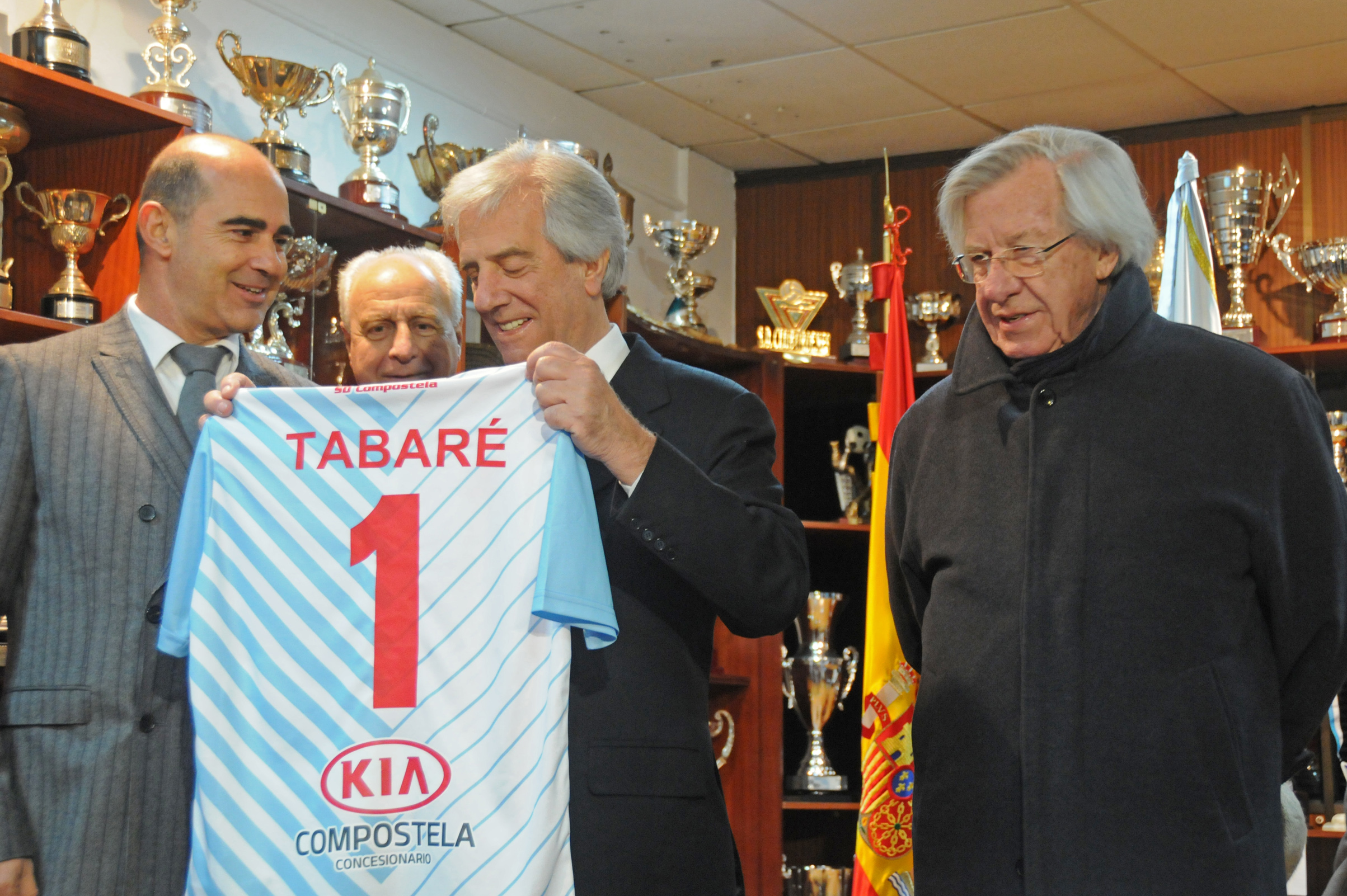 Vázquez recibe la camiseta de la Sociedad Deportiva Compostela